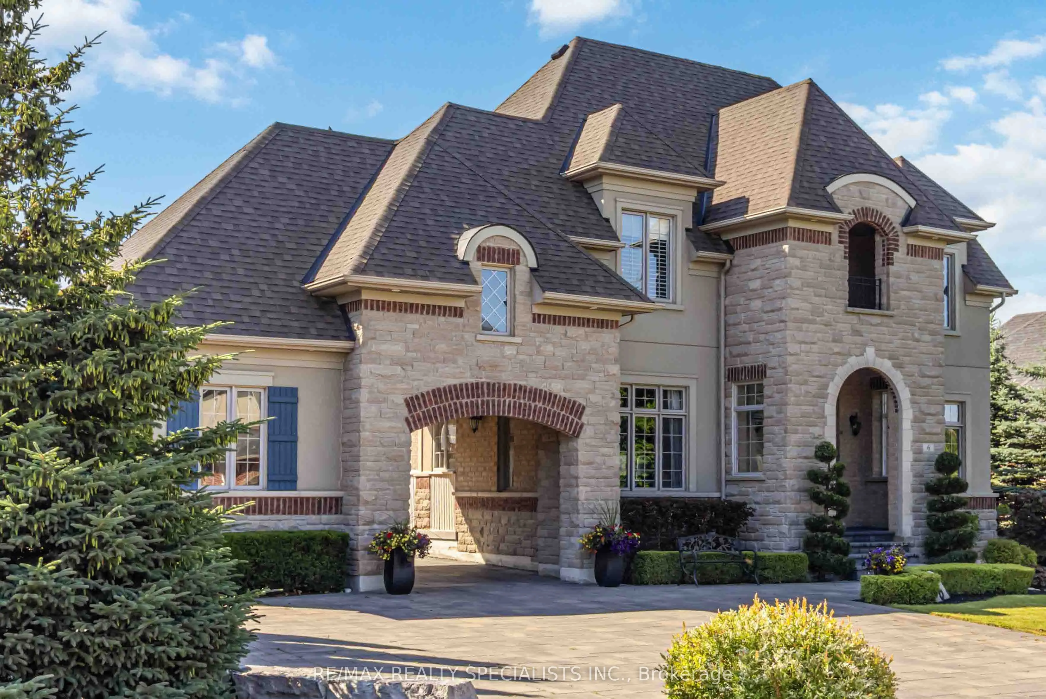 6 Holdroyd Court