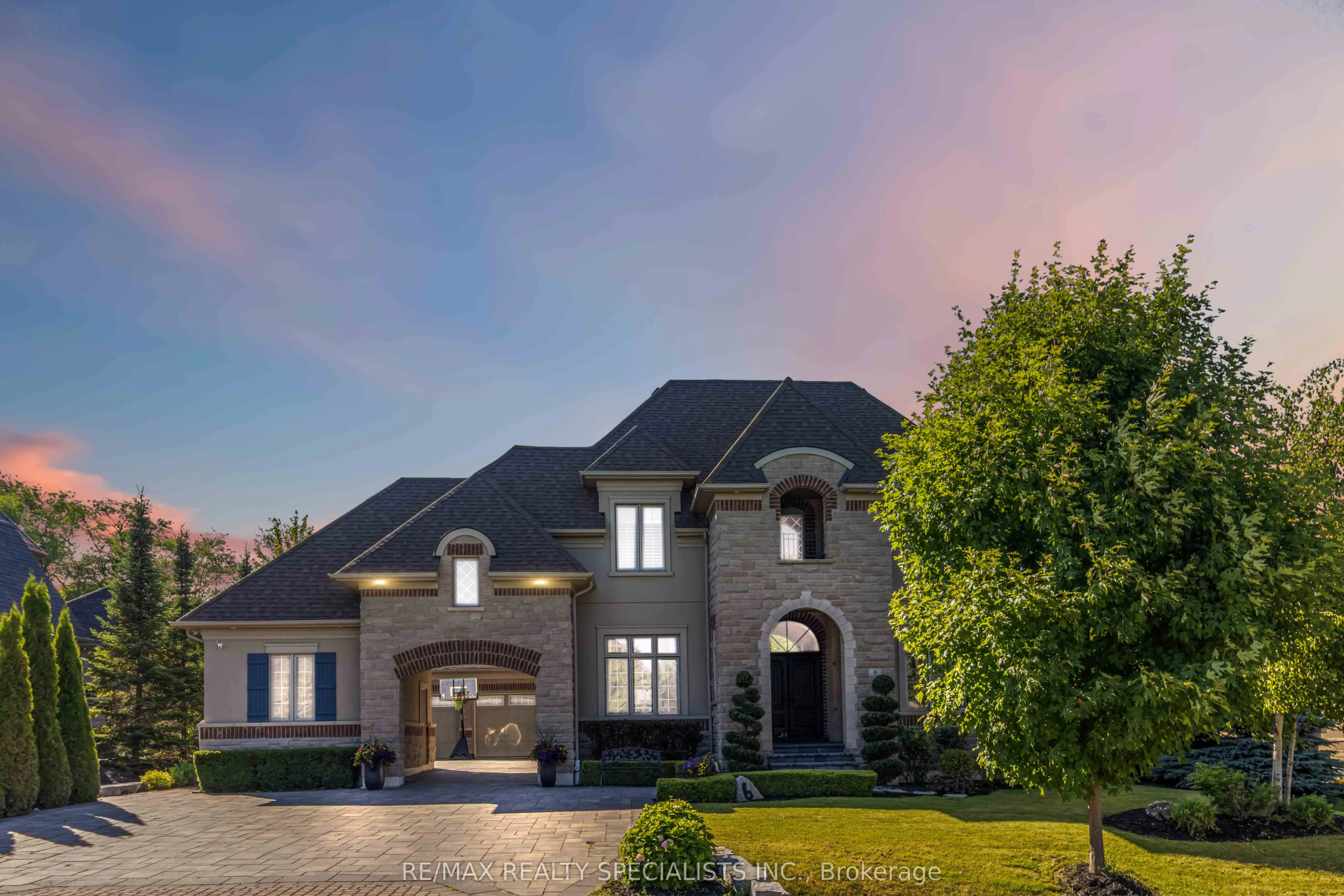 6 Holdroyd Court