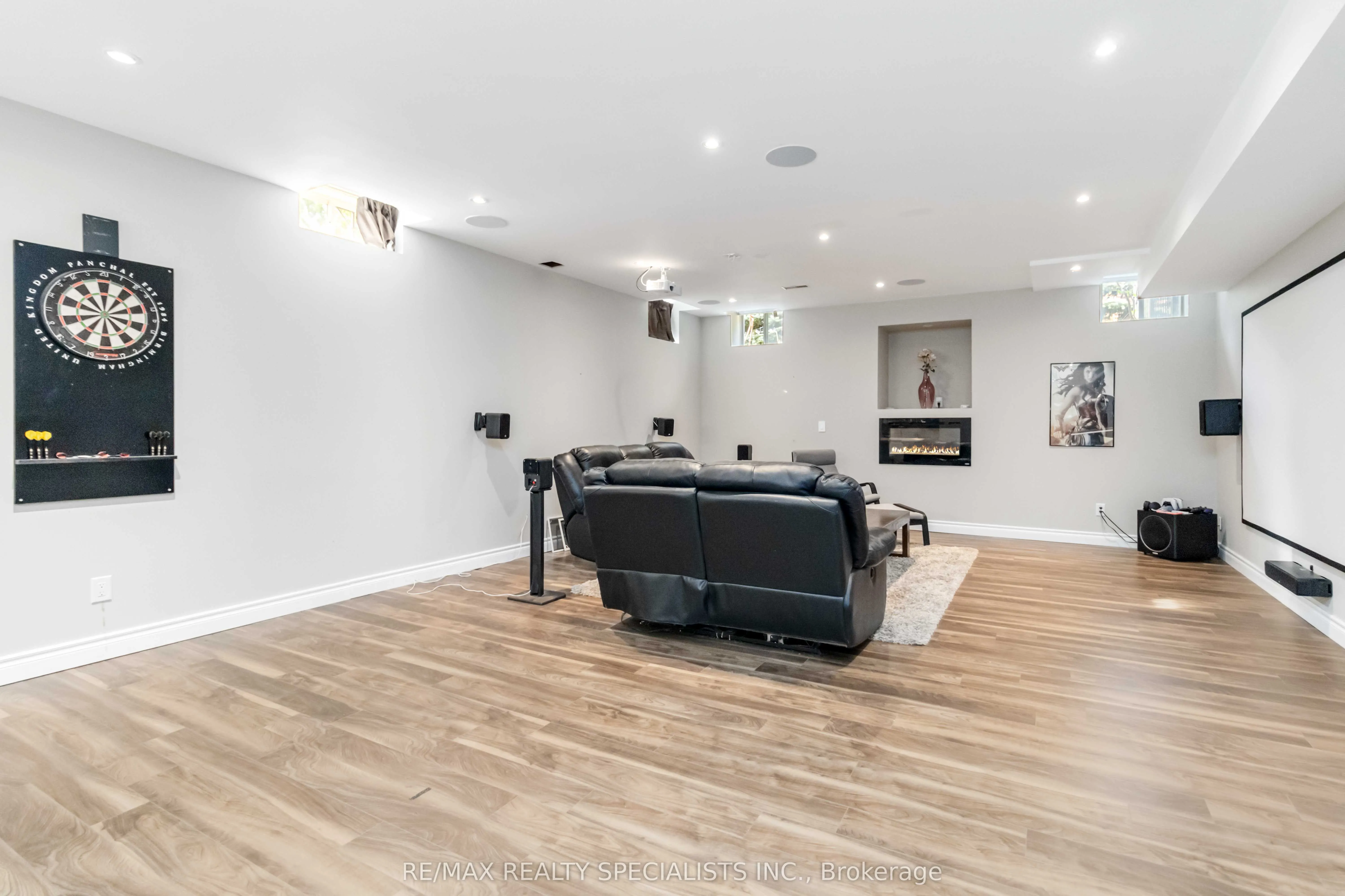 6 Holdroyd Court