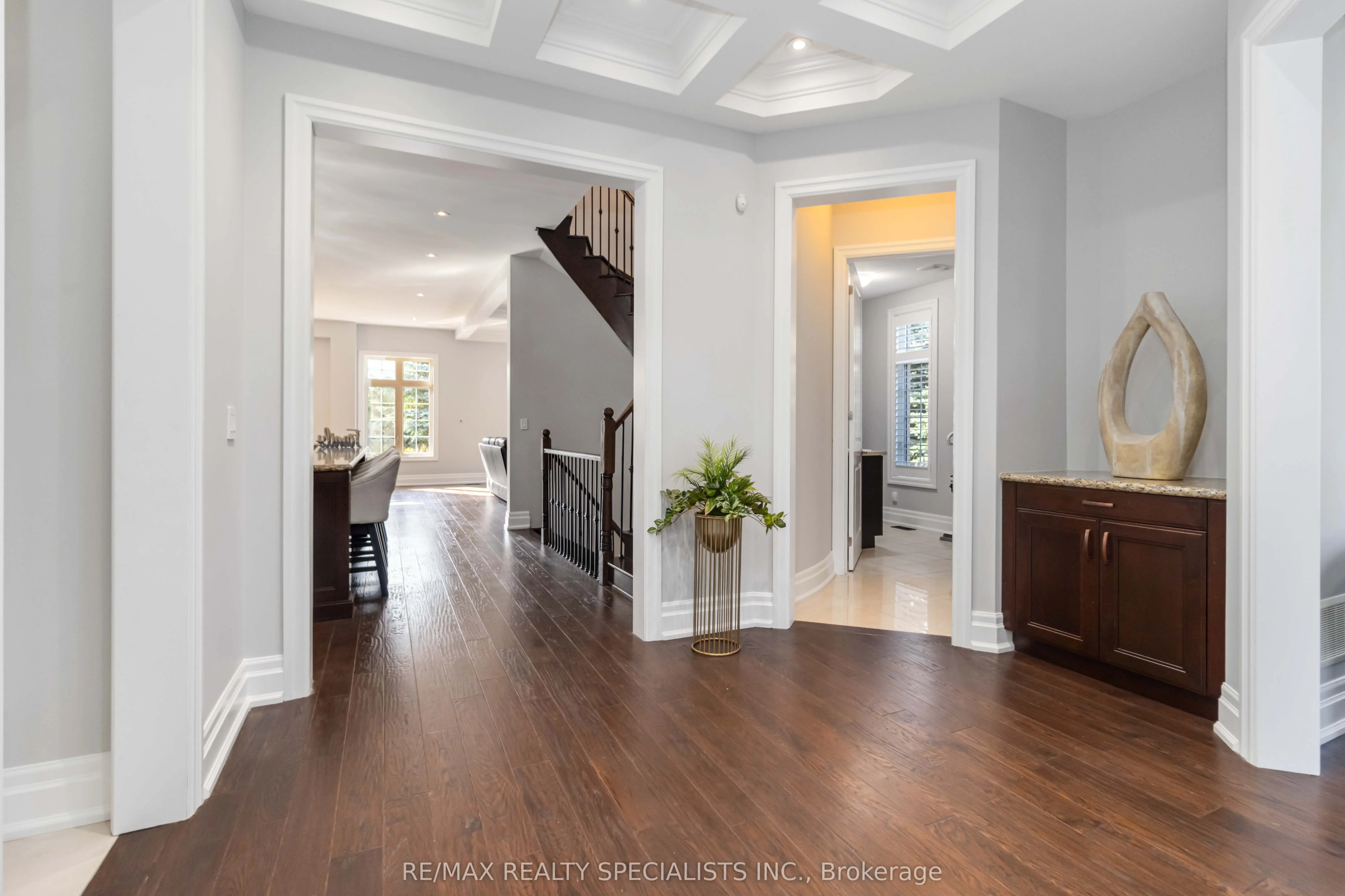 6 Holdroyd Court