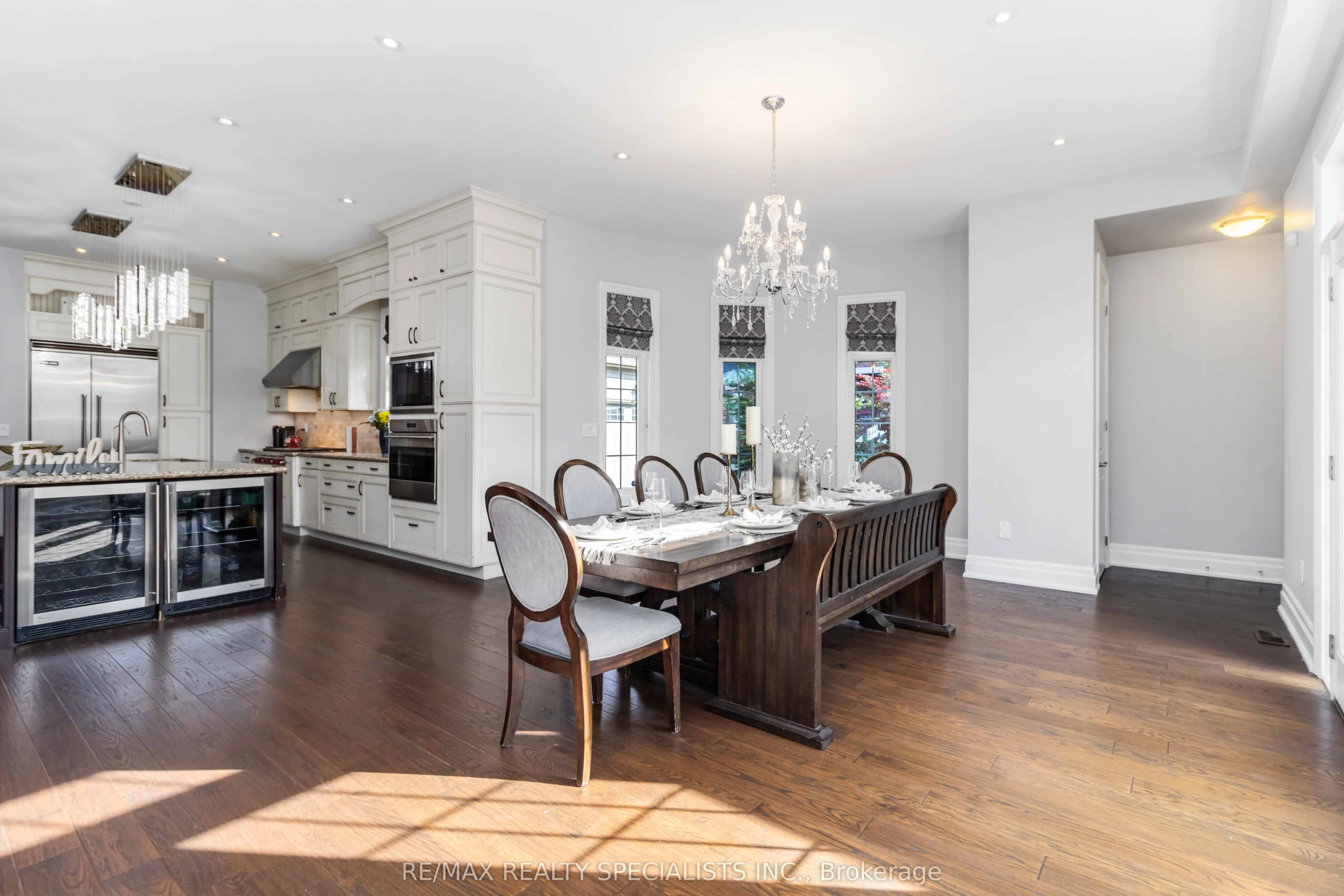 6 Holdroyd Court
