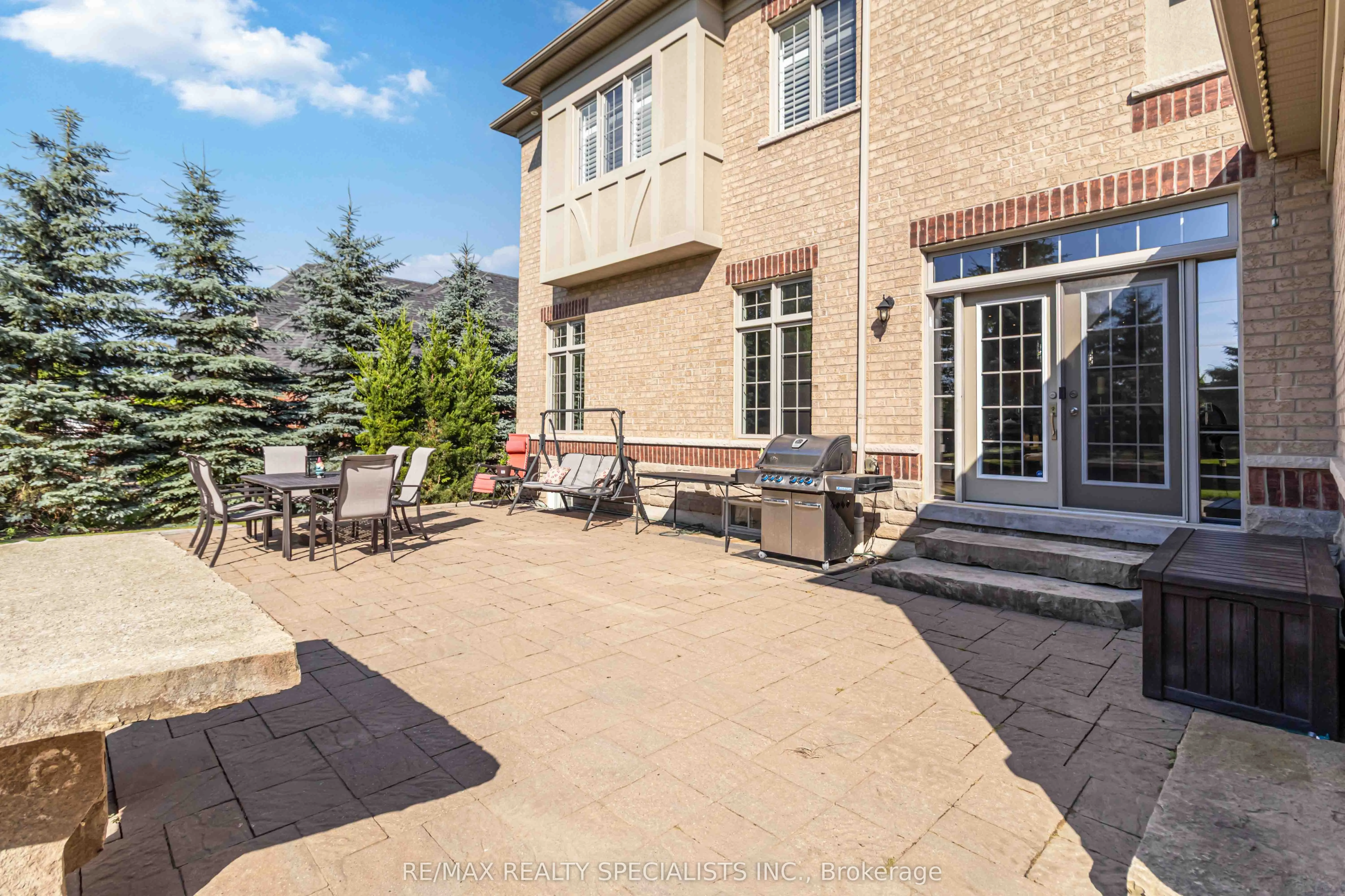 6 Holdroyd Court