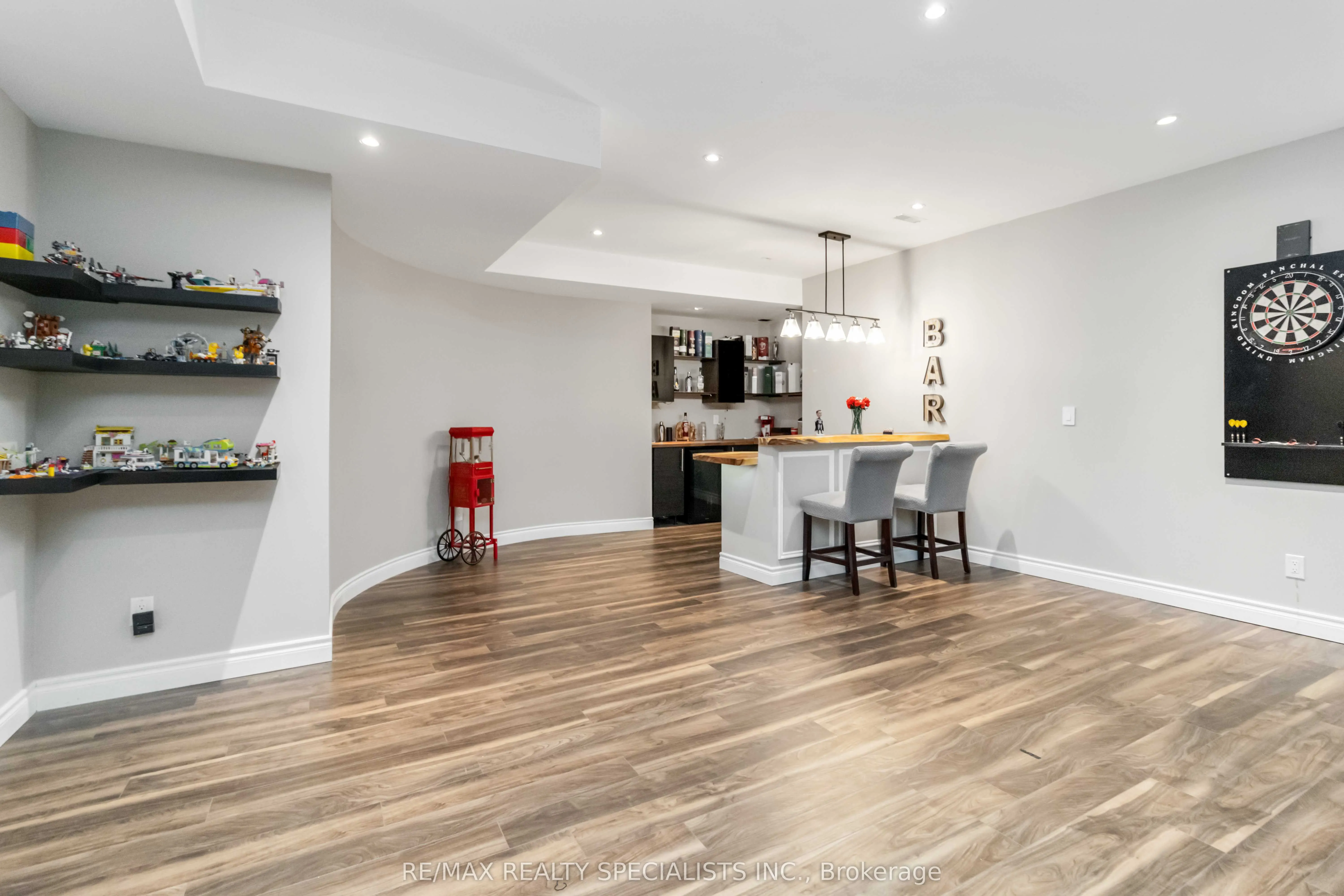 6 Holdroyd Court