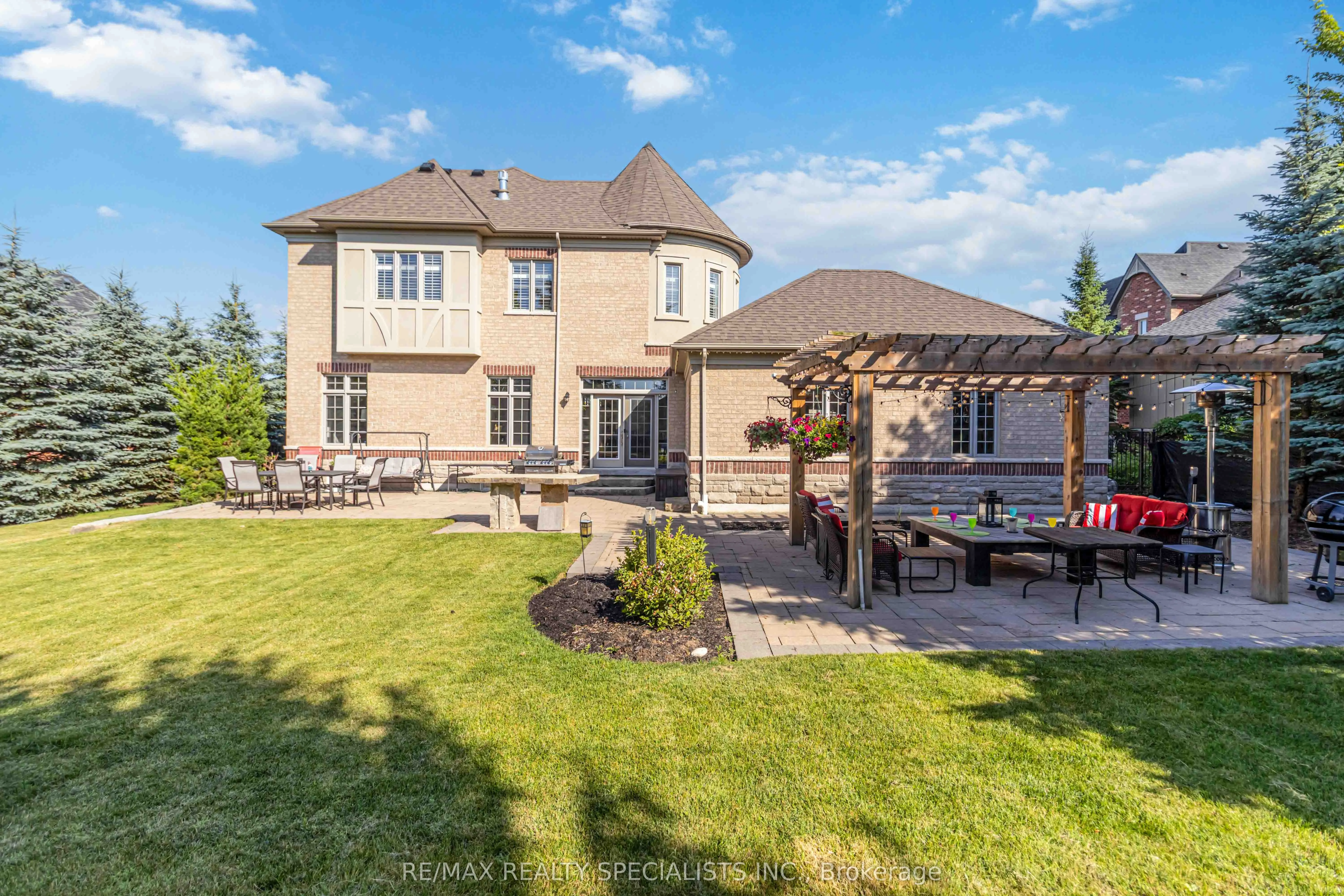 6 Holdroyd Court