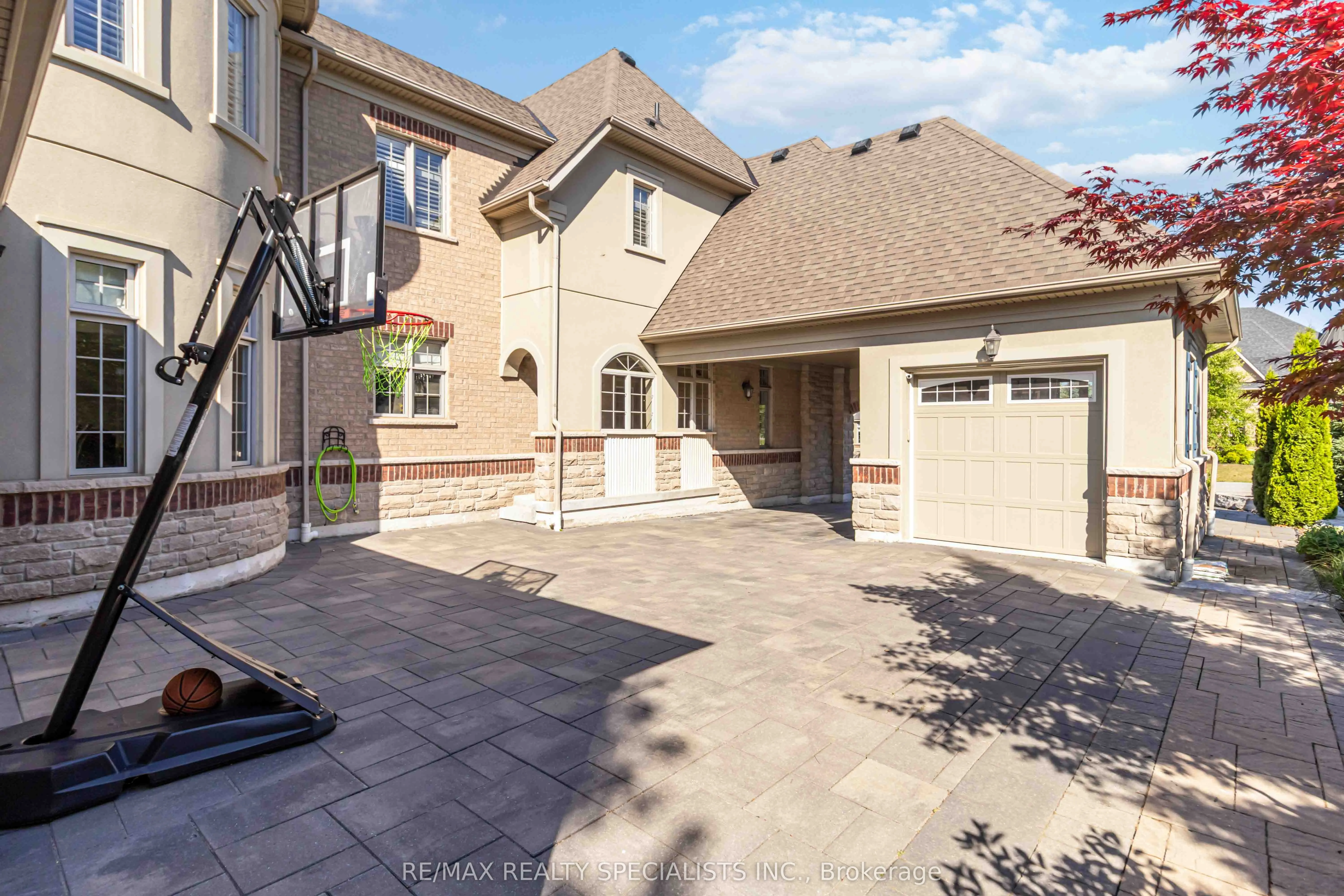 6 Holdroyd Court