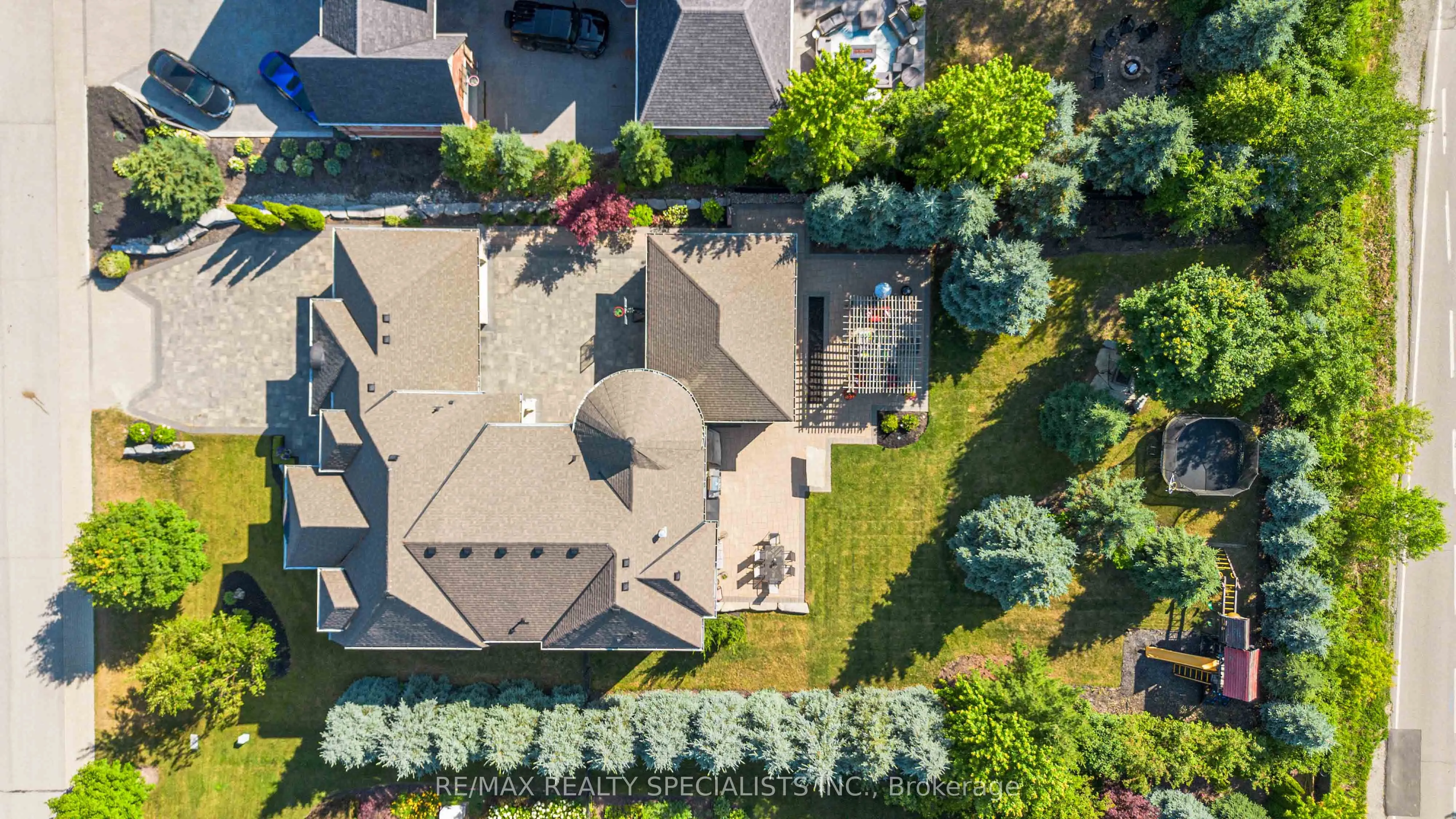 6 Holdroyd Court