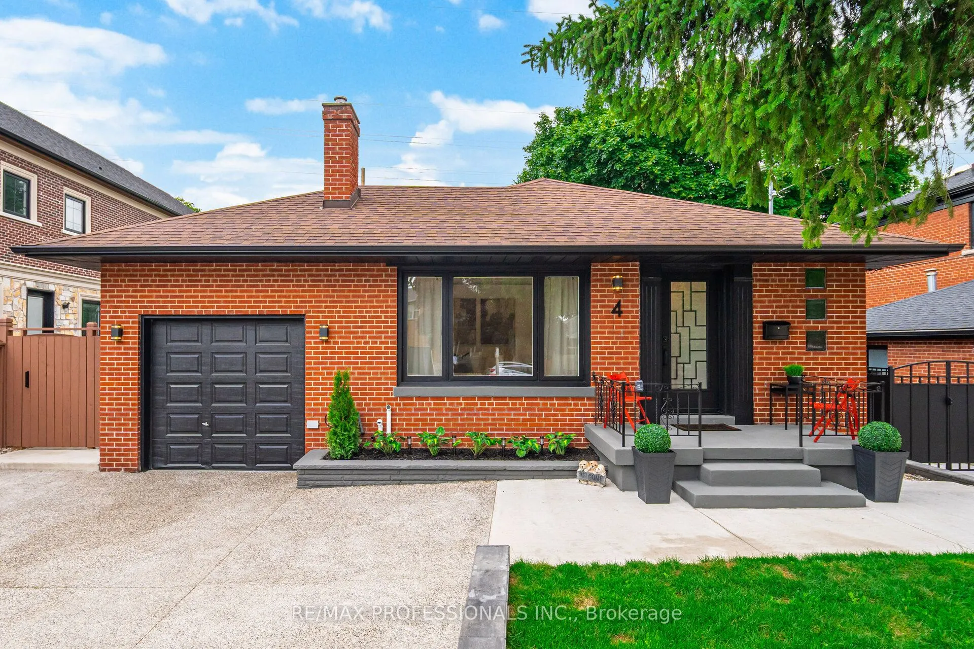 4 Lloyd Manor Road