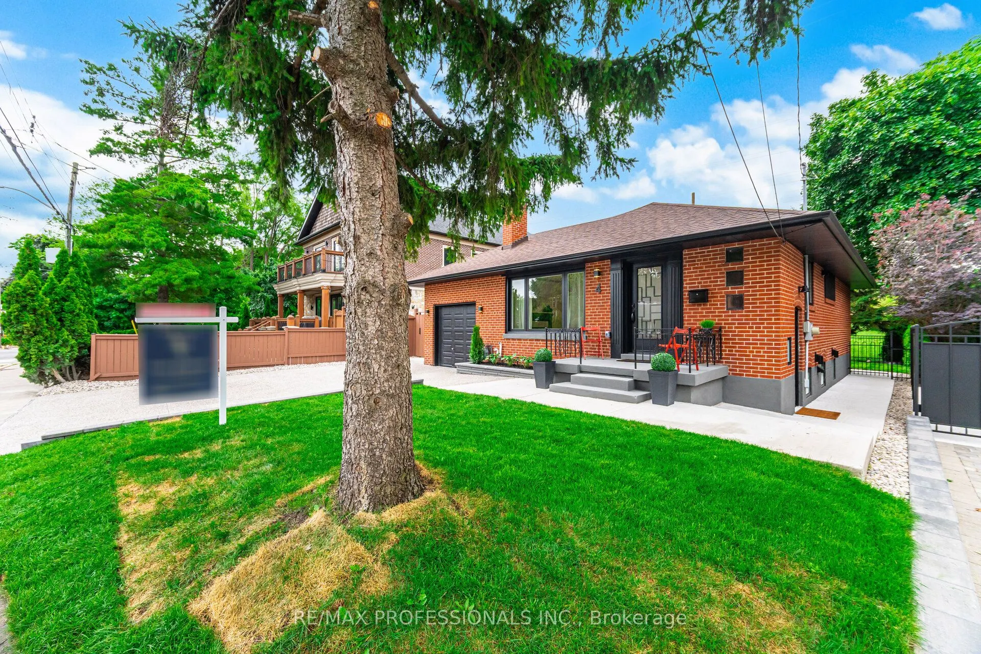 4 Lloyd Manor Road