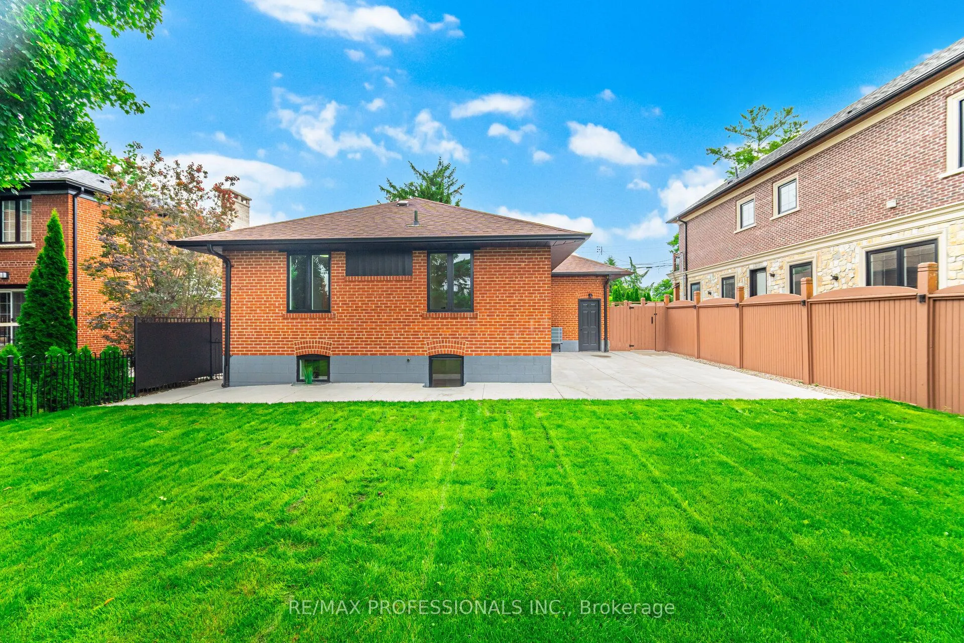 4 Lloyd Manor Road