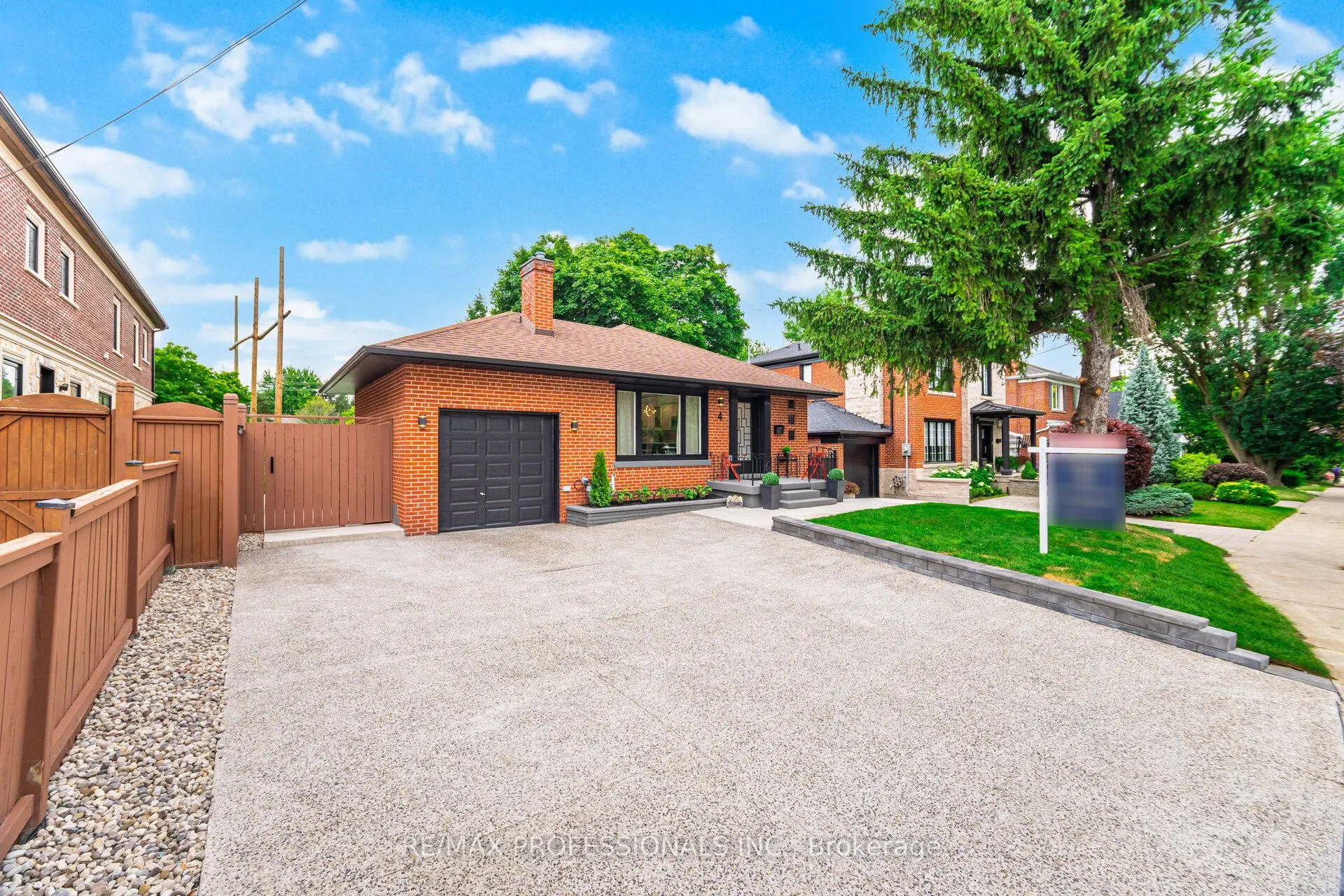 4 Lloyd Manor Road