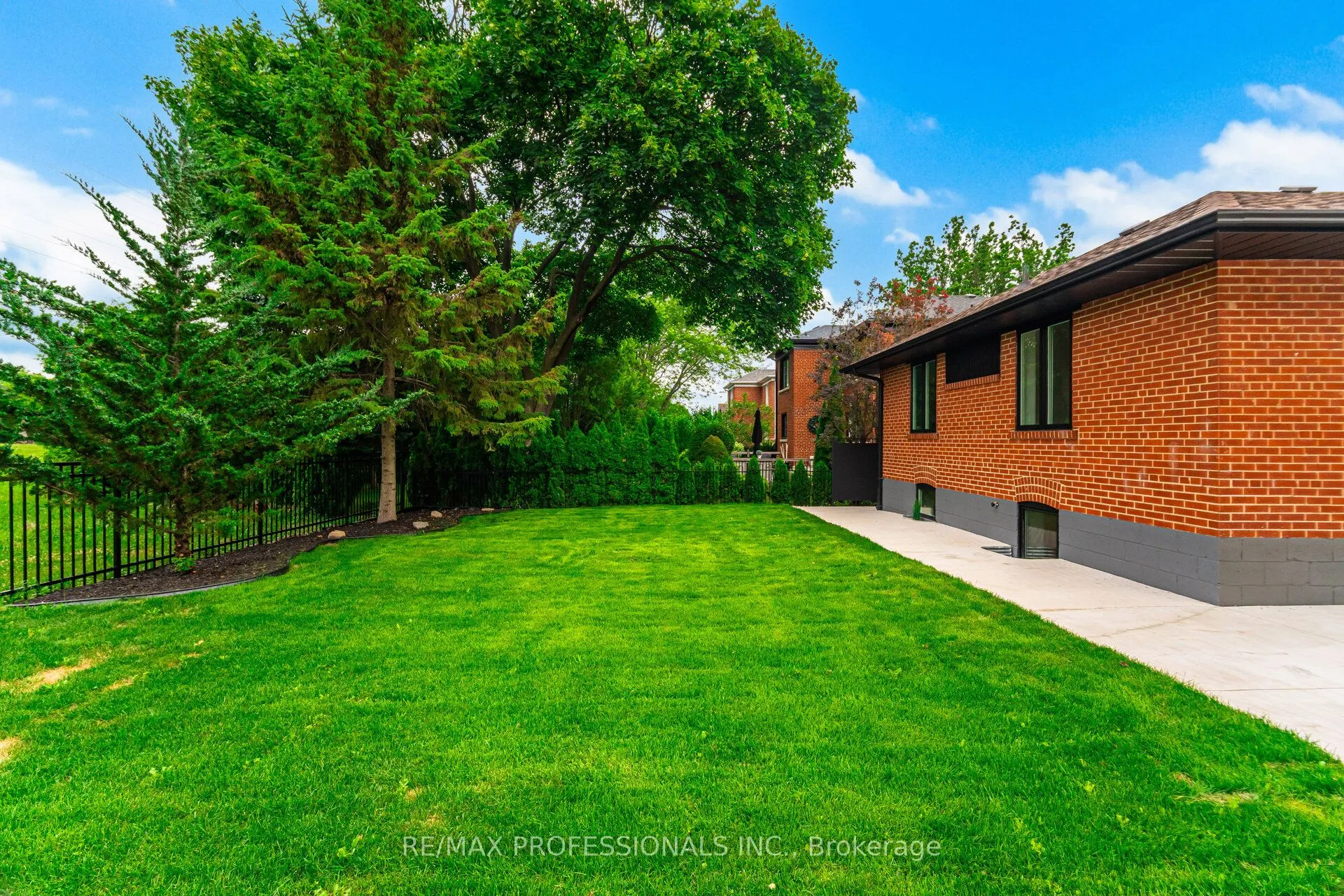 4 Lloyd Manor Road