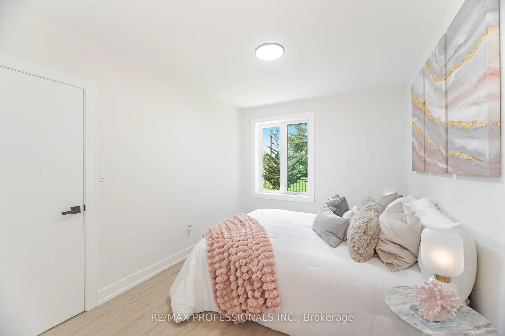 4 Lloyd Manor Road