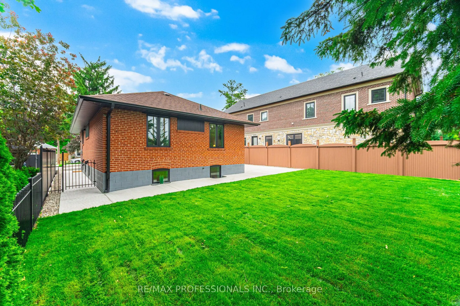 4 Lloyd Manor Road