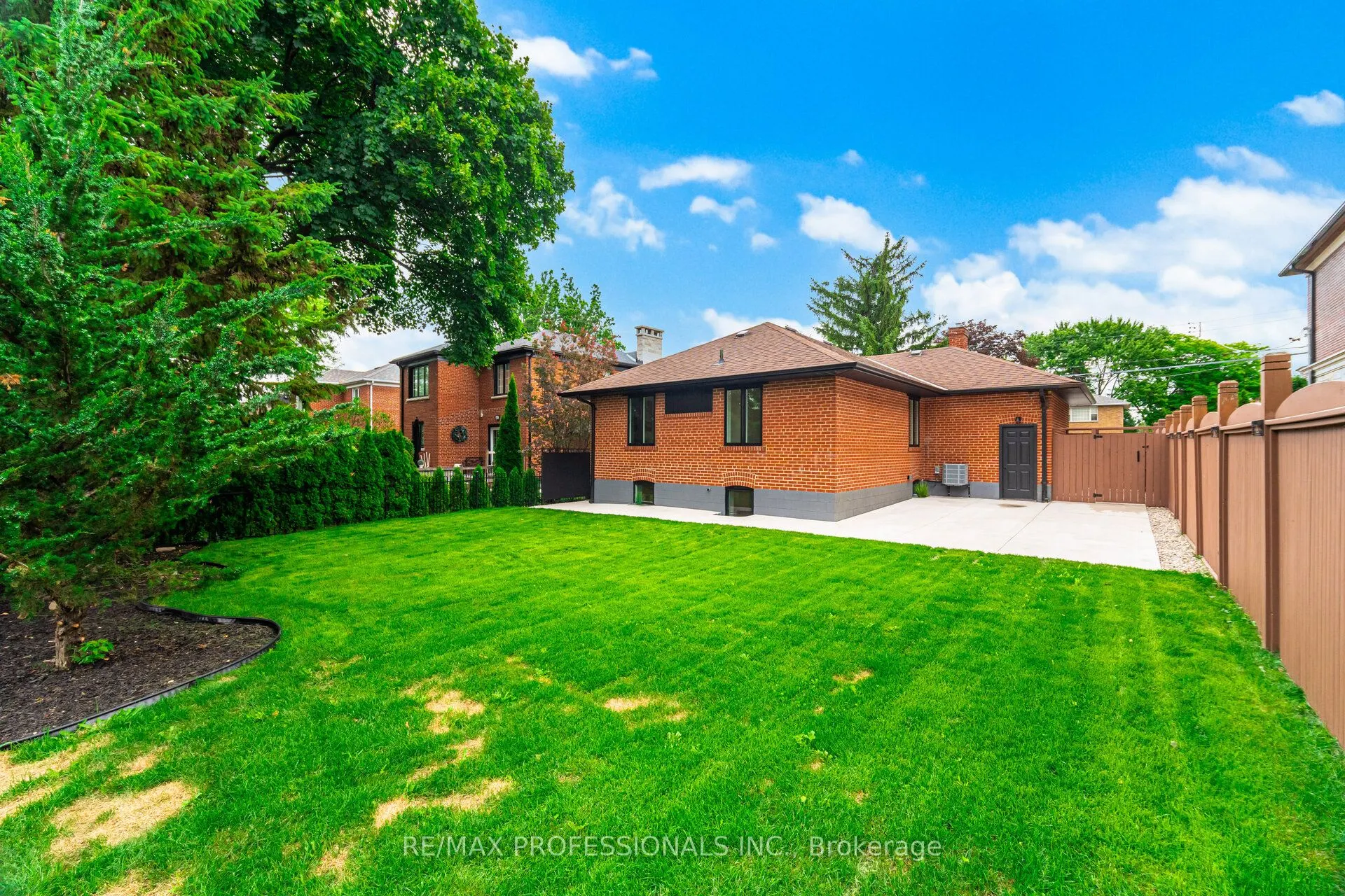4 Lloyd Manor Road