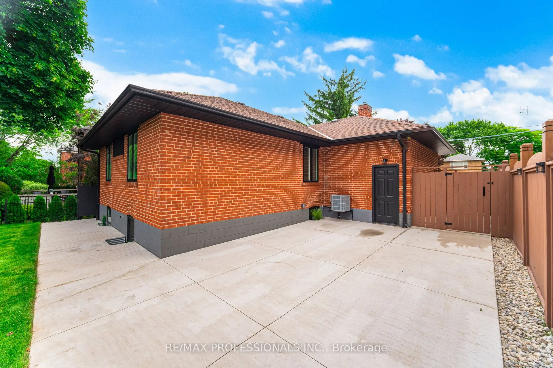 4 Lloyd Manor Road