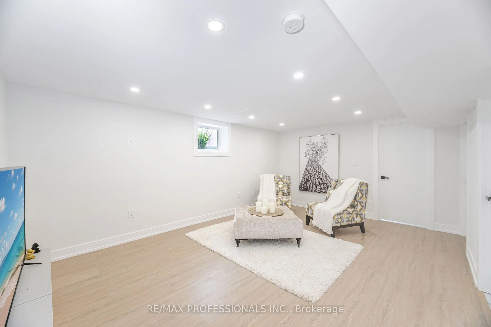 4 Lloyd Manor Road
