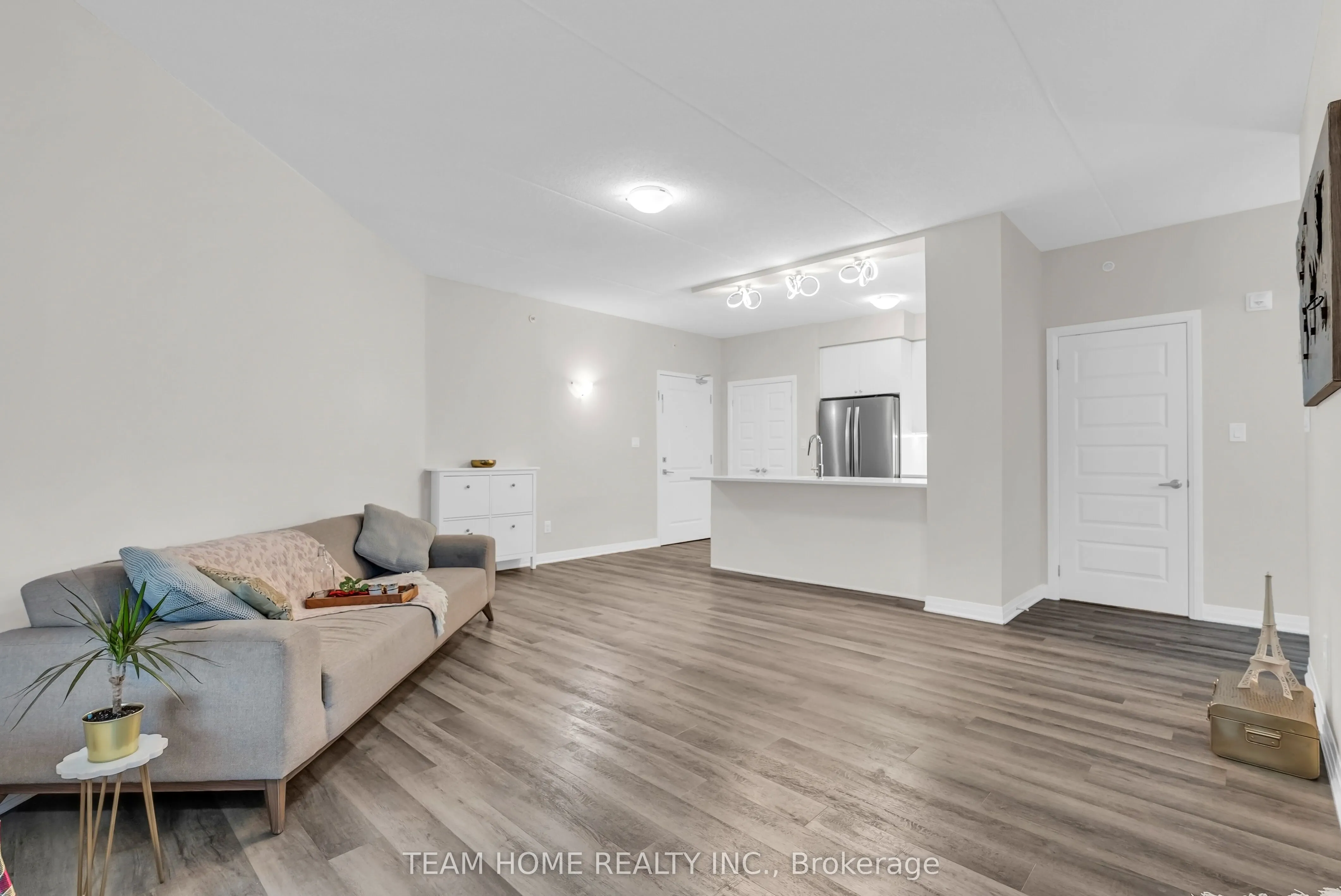 610 Farmstead Drive, #220