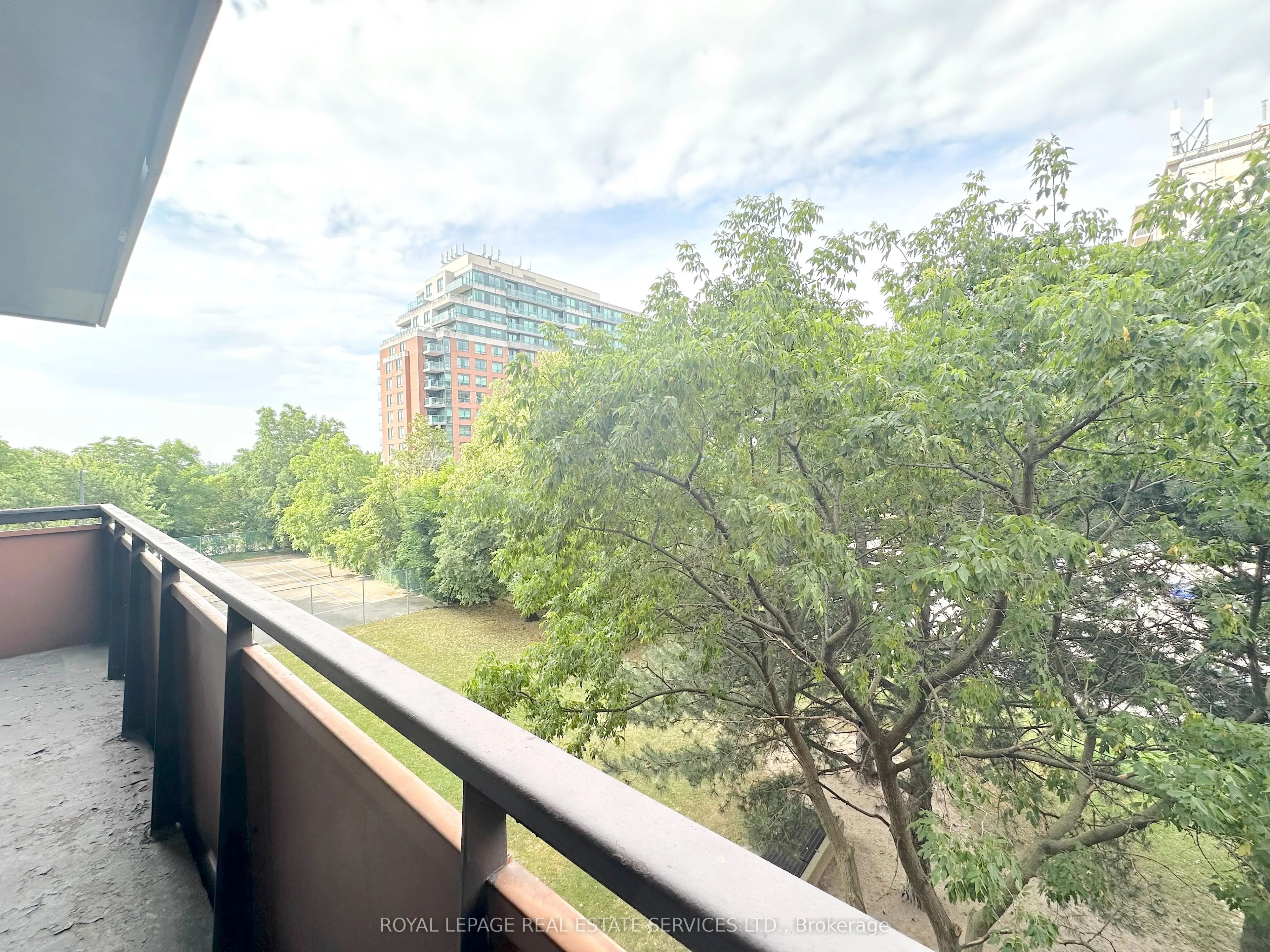165 La Rose Avenue, #401