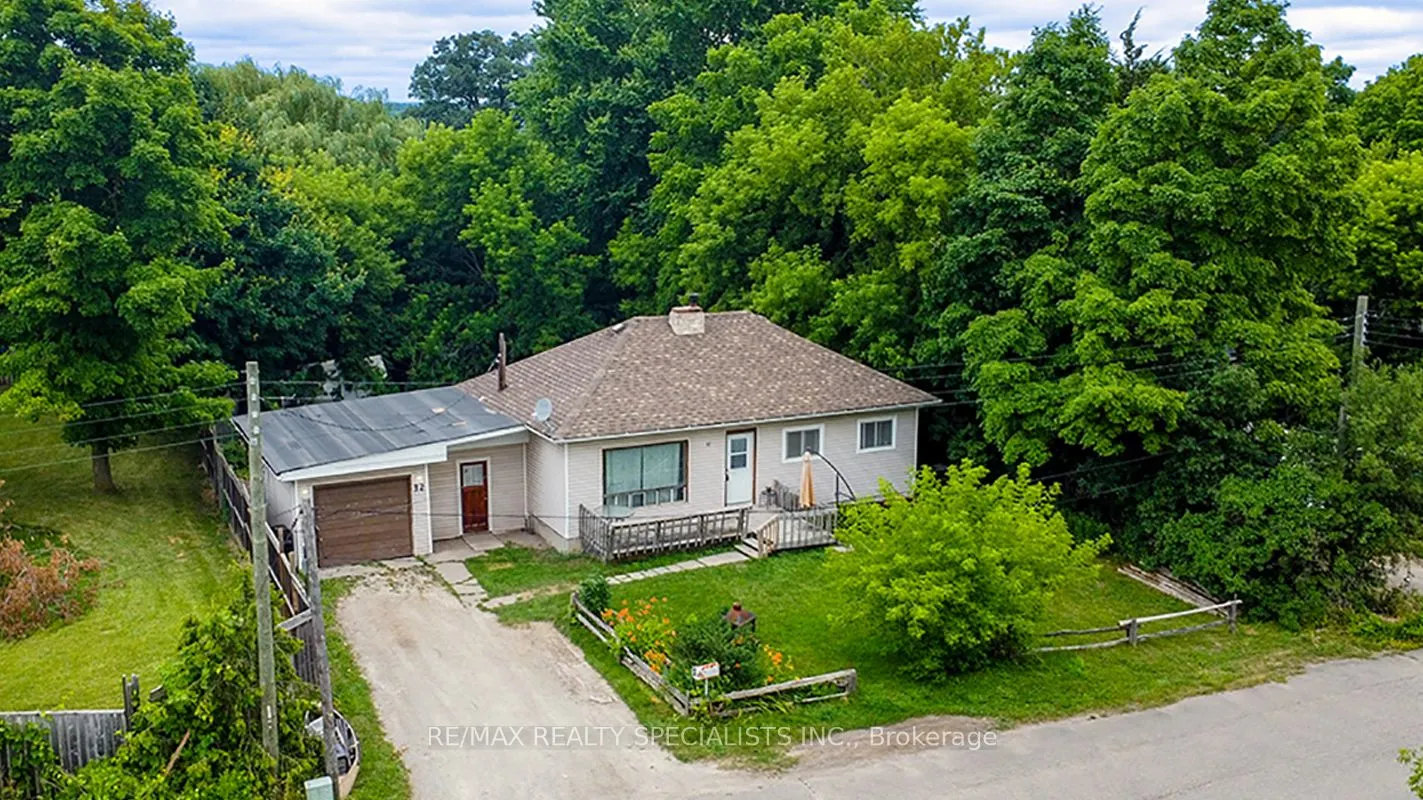 32 Maple Avenue E