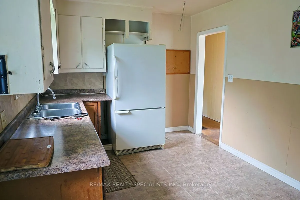 32 Maple Avenue E