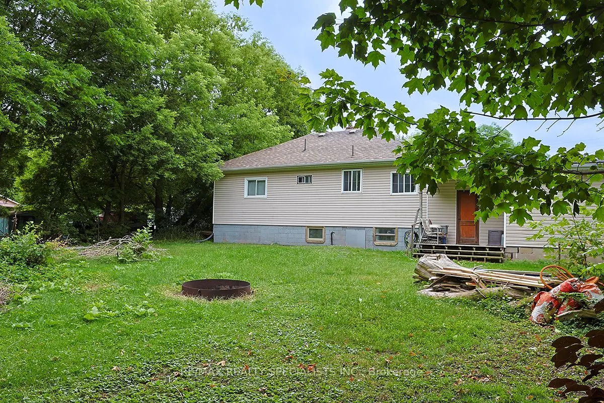 32 Maple Avenue E
