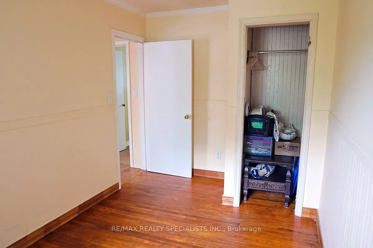 32 Maple Avenue E