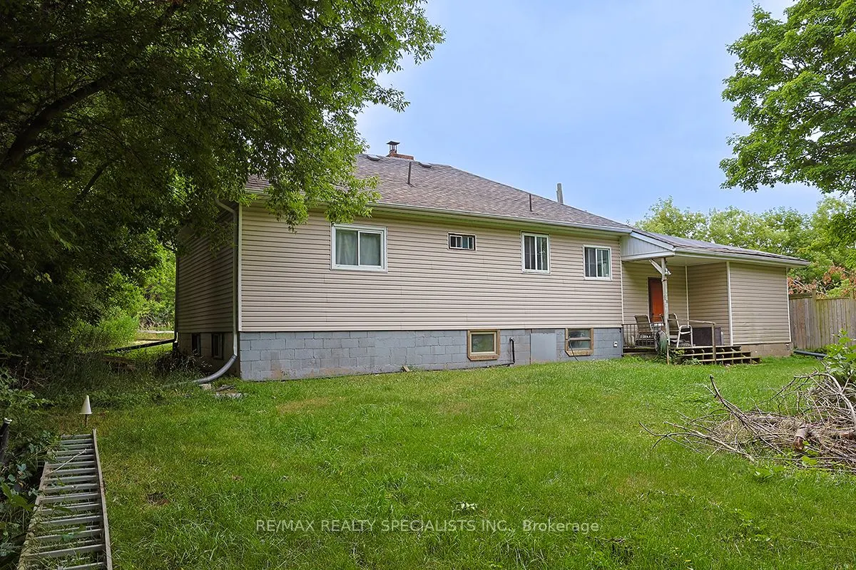 32 Maple Avenue E