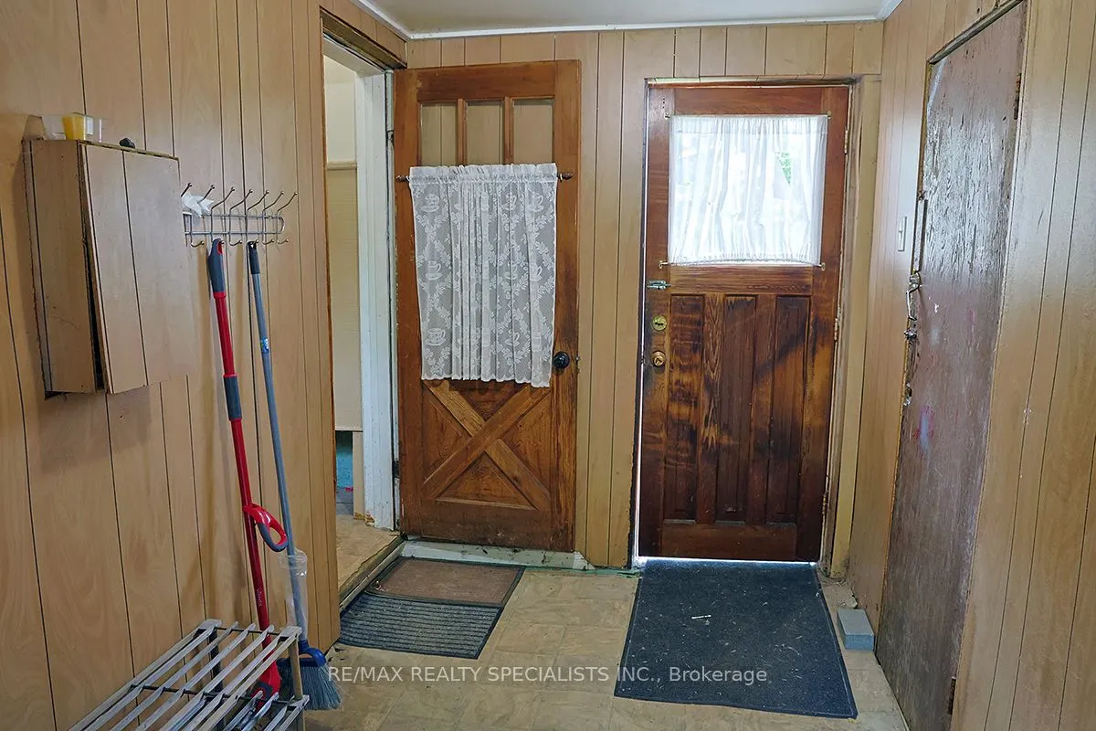 32 Maple Avenue E