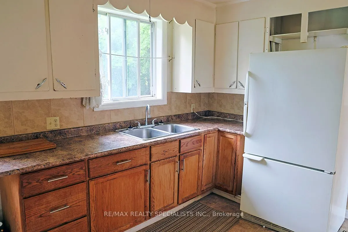 32 Maple Avenue E