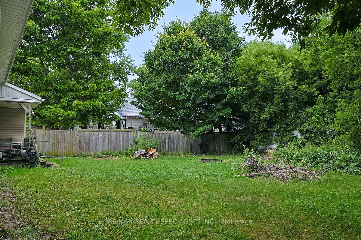 32 Maple Avenue E