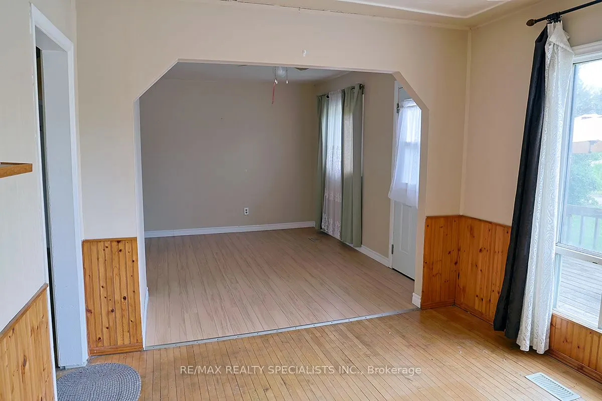 32 Maple Avenue E