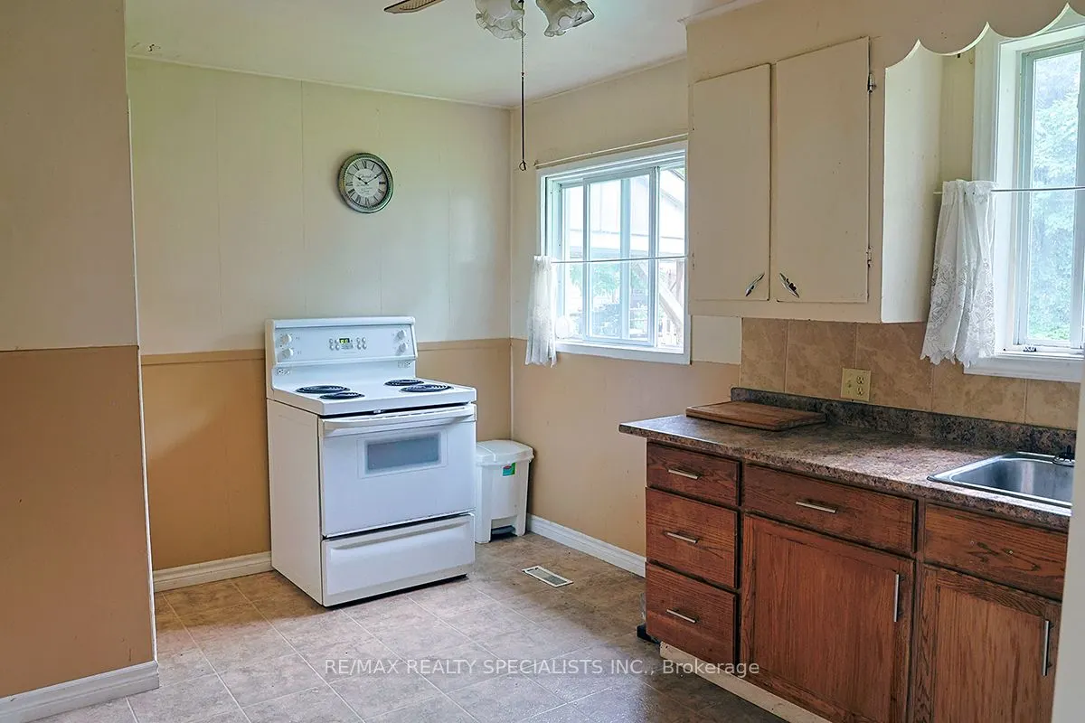 32 Maple Avenue E