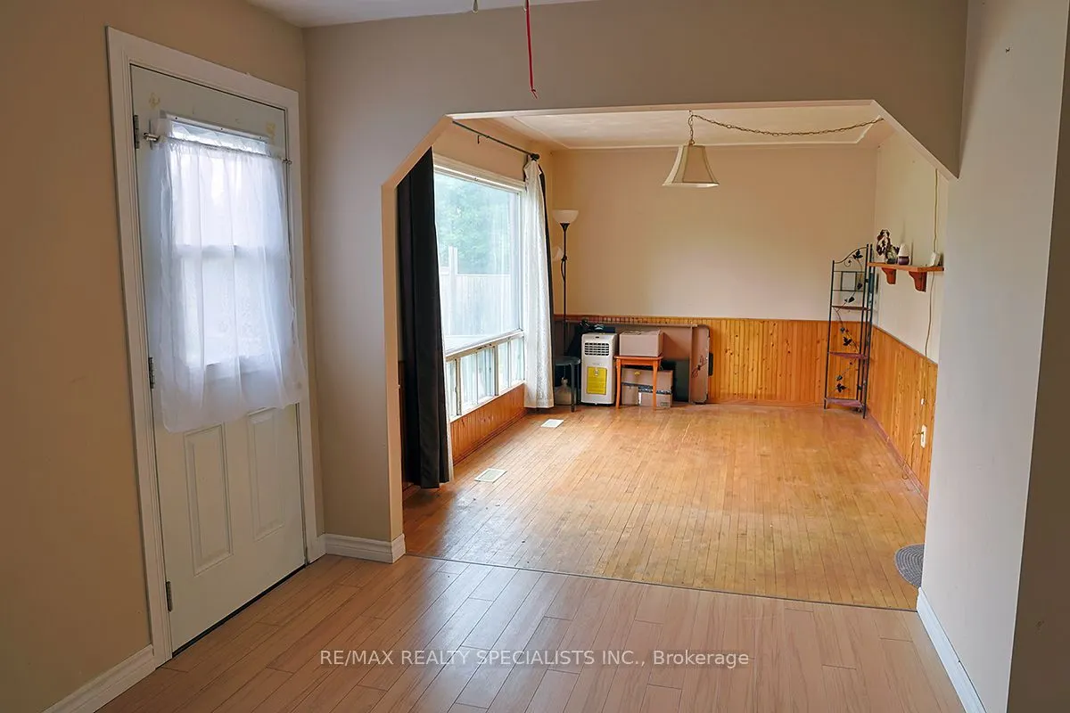 32 Maple Avenue E