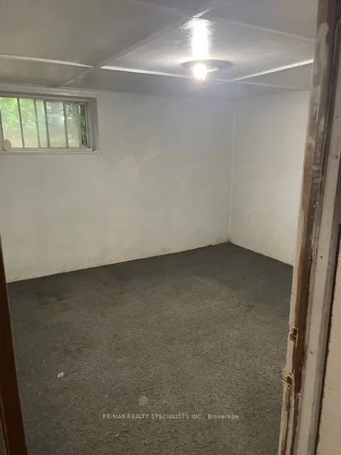 32 Maple Avenue E