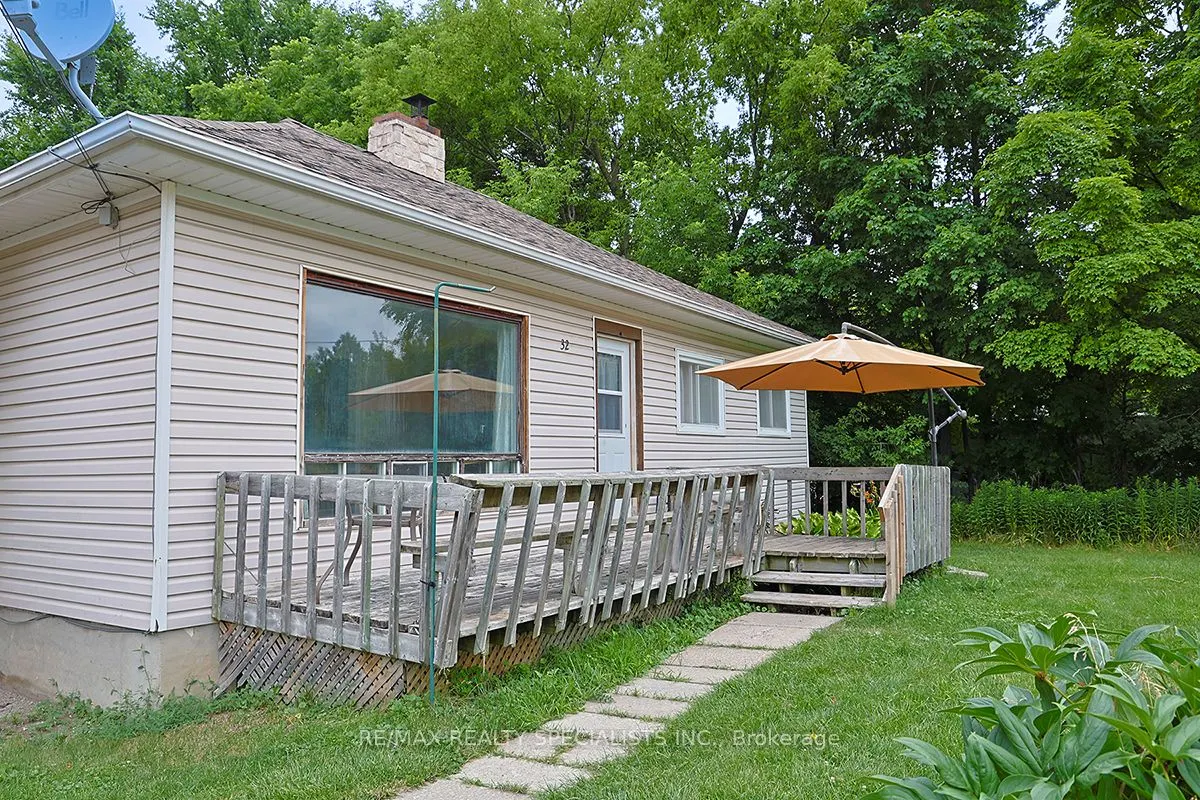 32 Maple Avenue E