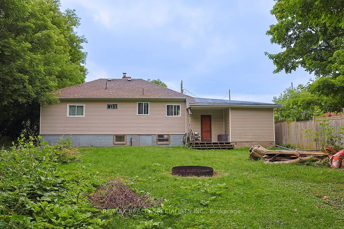 32 Maple Avenue E