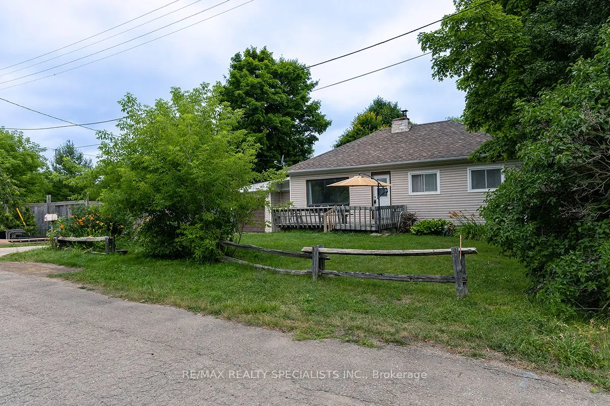 32 Maple Avenue E
