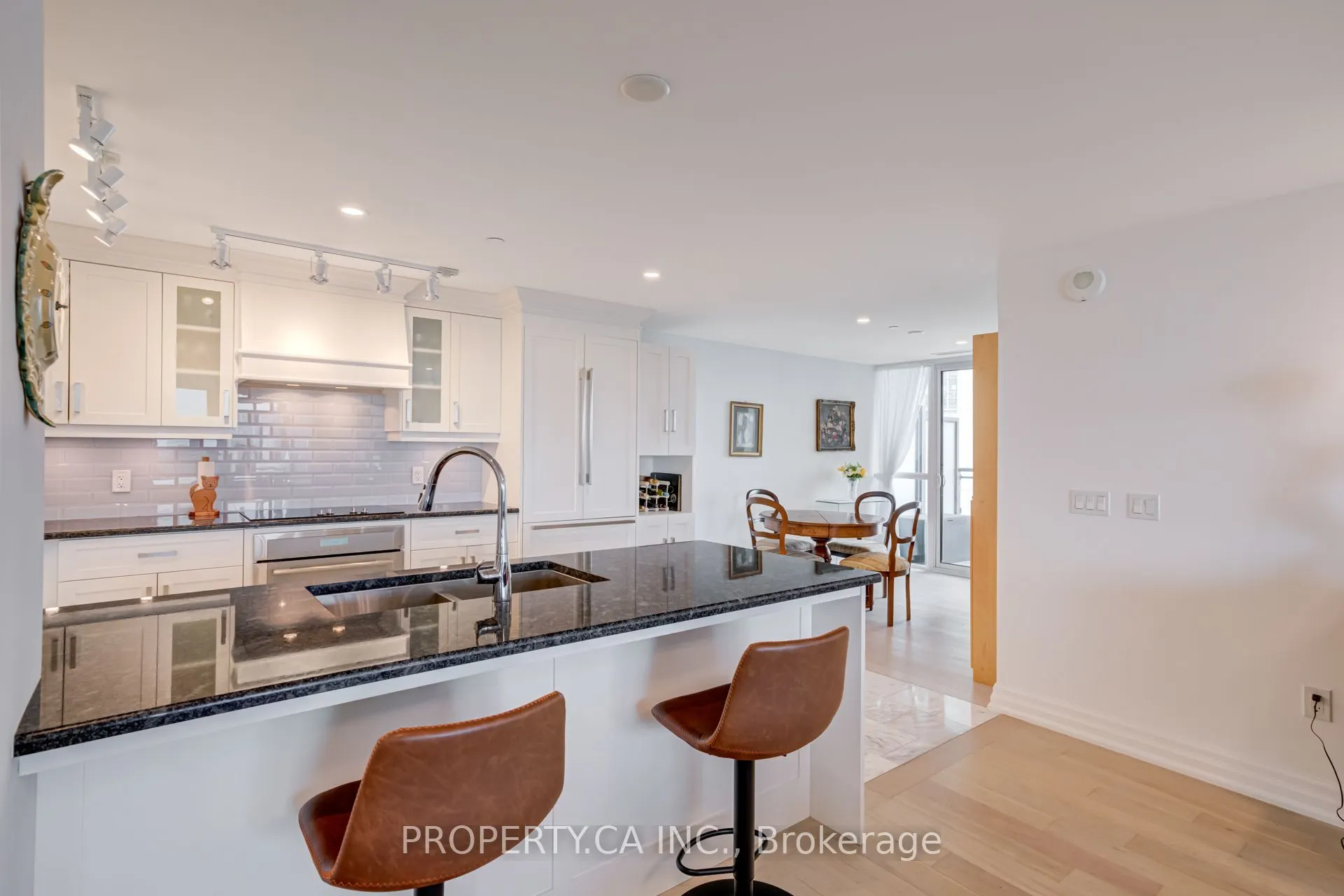 2060 Lakeshore Road, #902