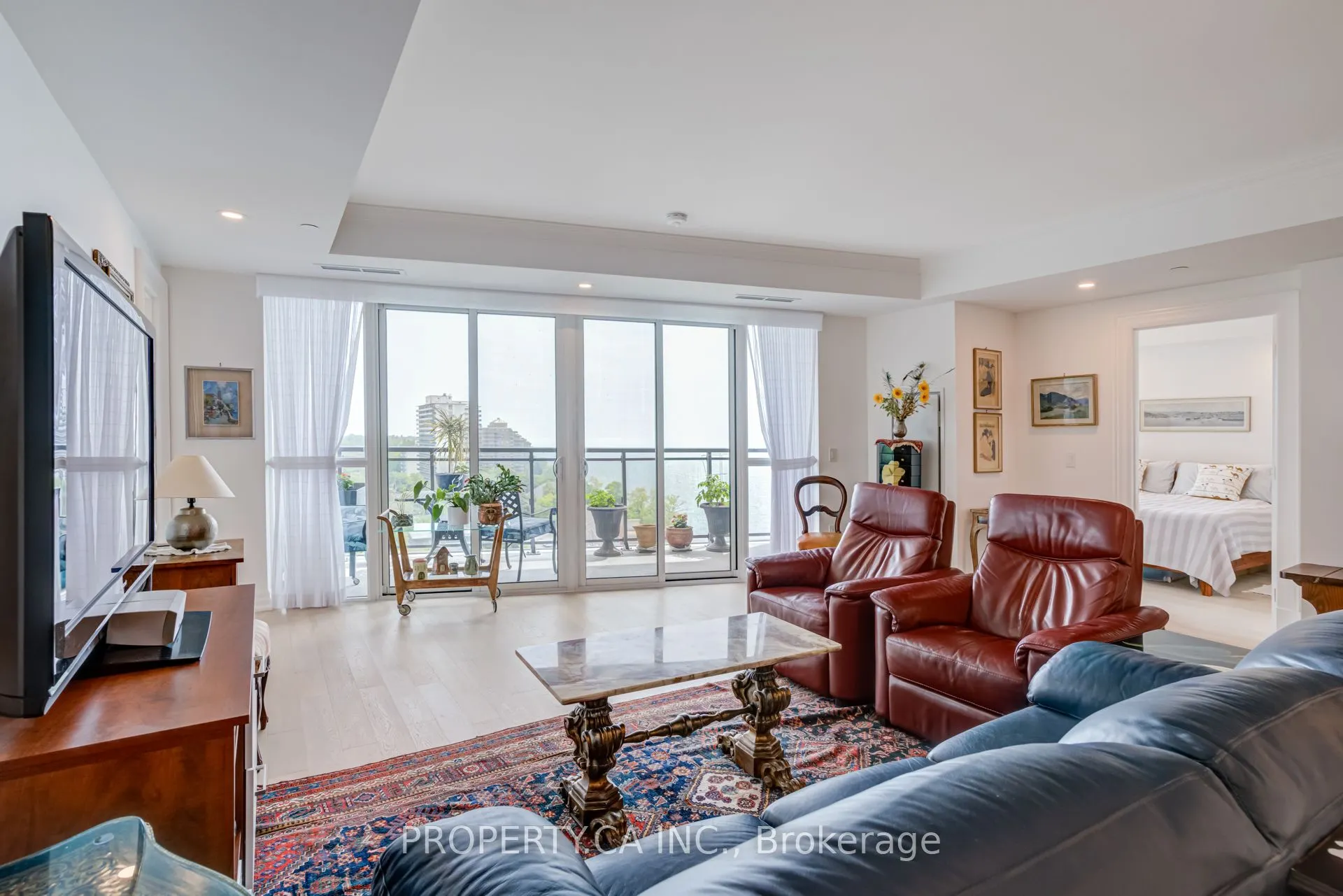 2060 Lakeshore Road, #902
