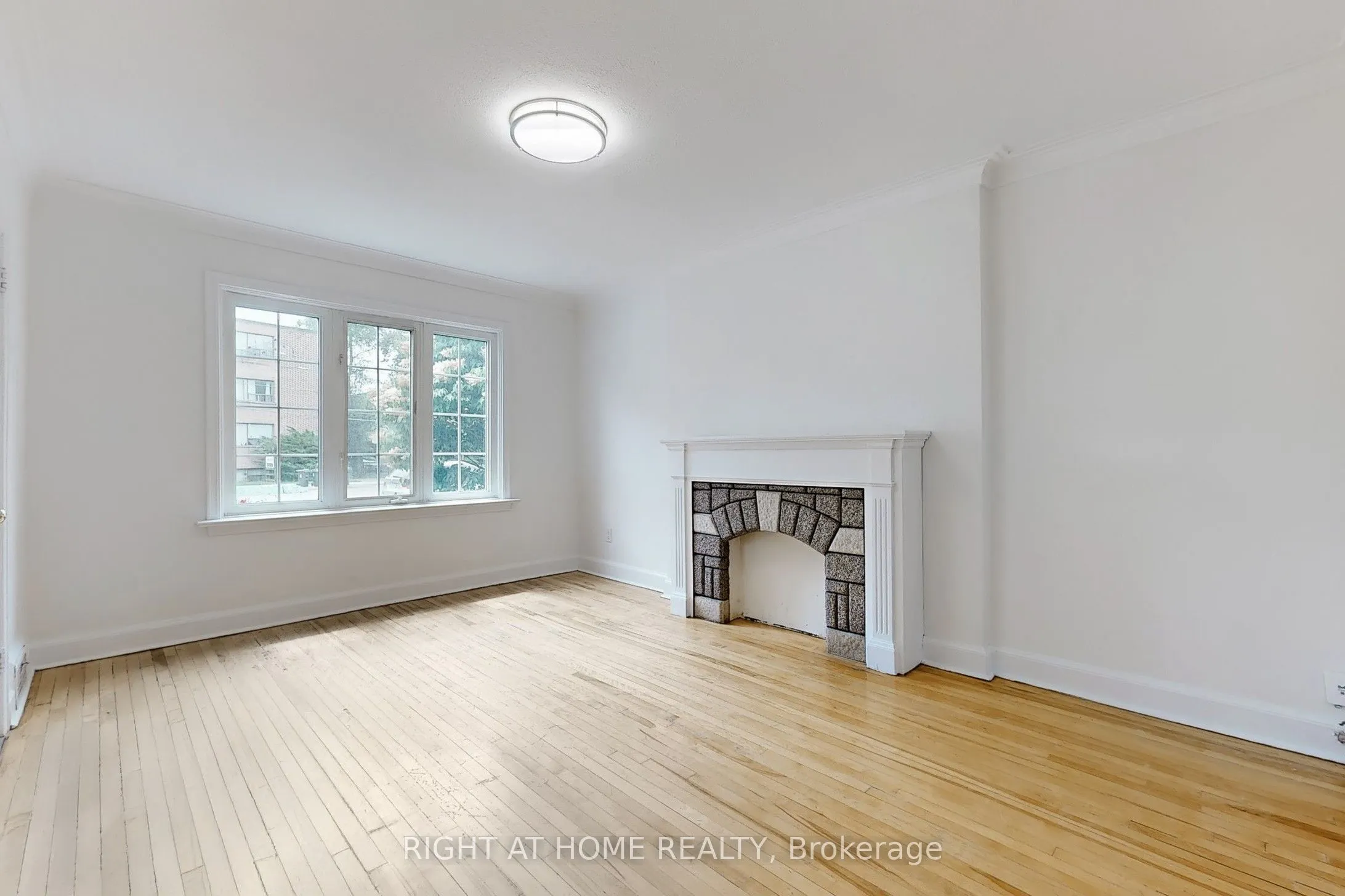 2672 Lake Shore Boulevard W