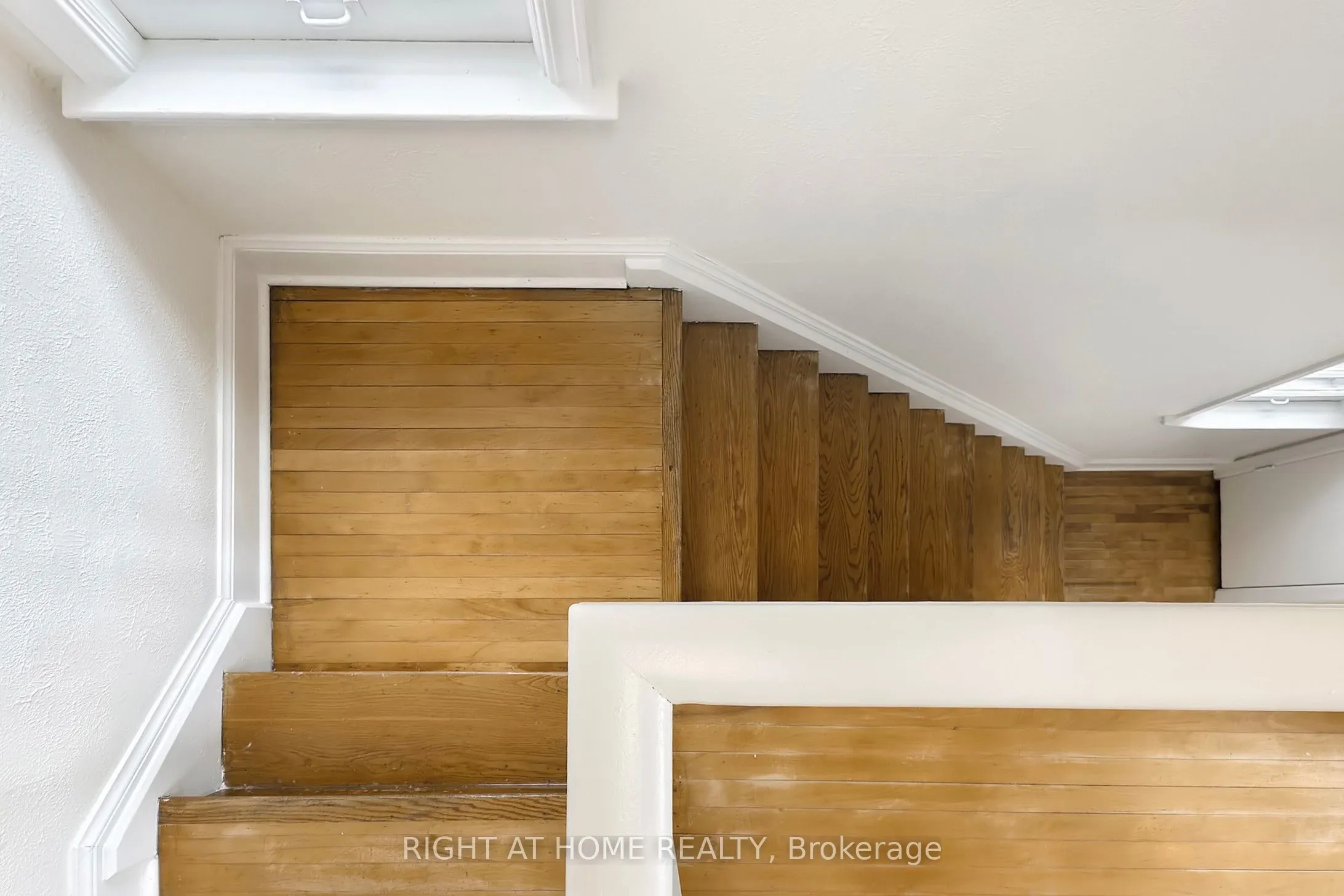 2672 Lake Shore Boulevard W