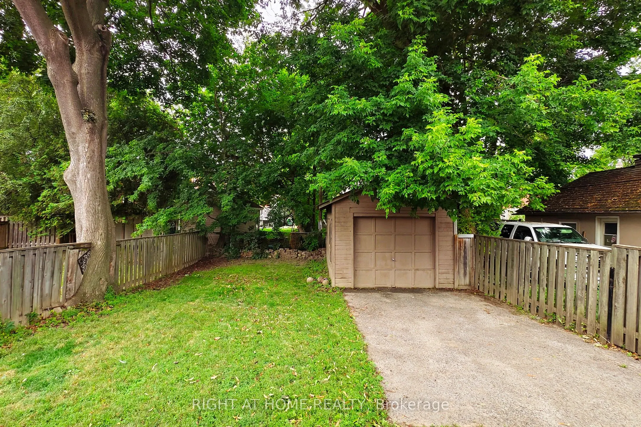 2672 Lake Shore Boulevard W