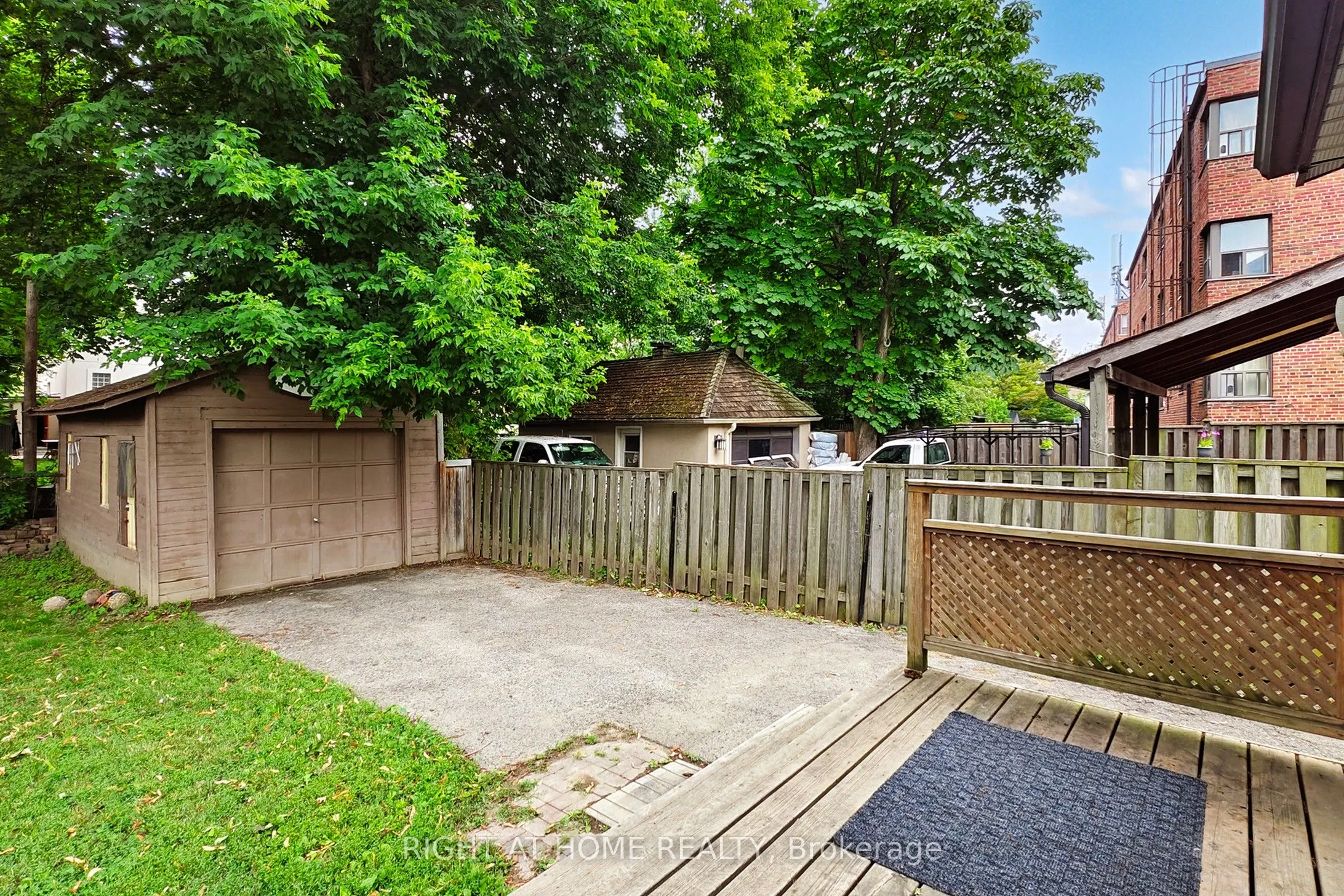2672 Lake Shore Boulevard W