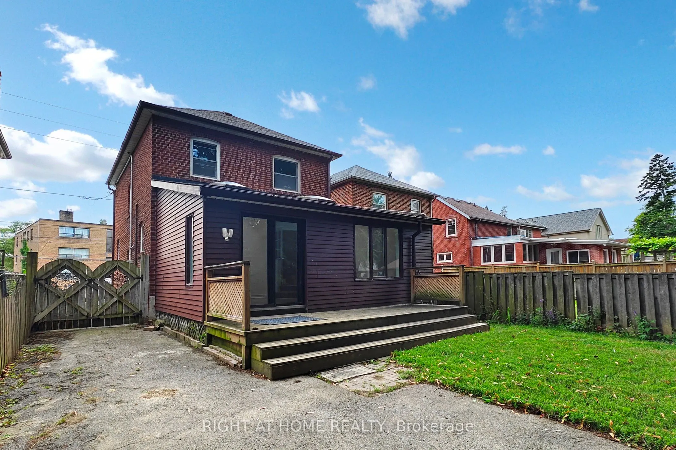 2672 Lake Shore Boulevard W