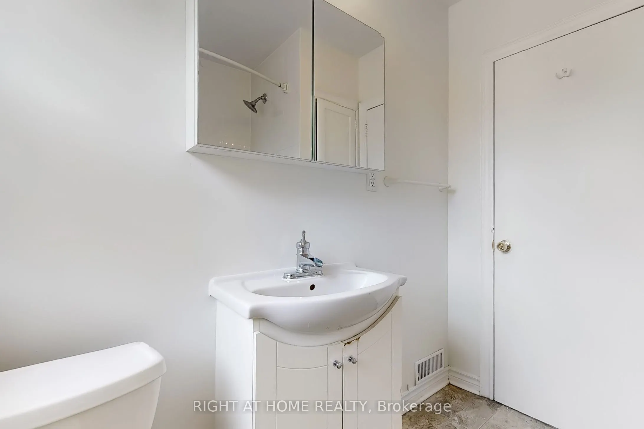 2672 Lake Shore Boulevard W