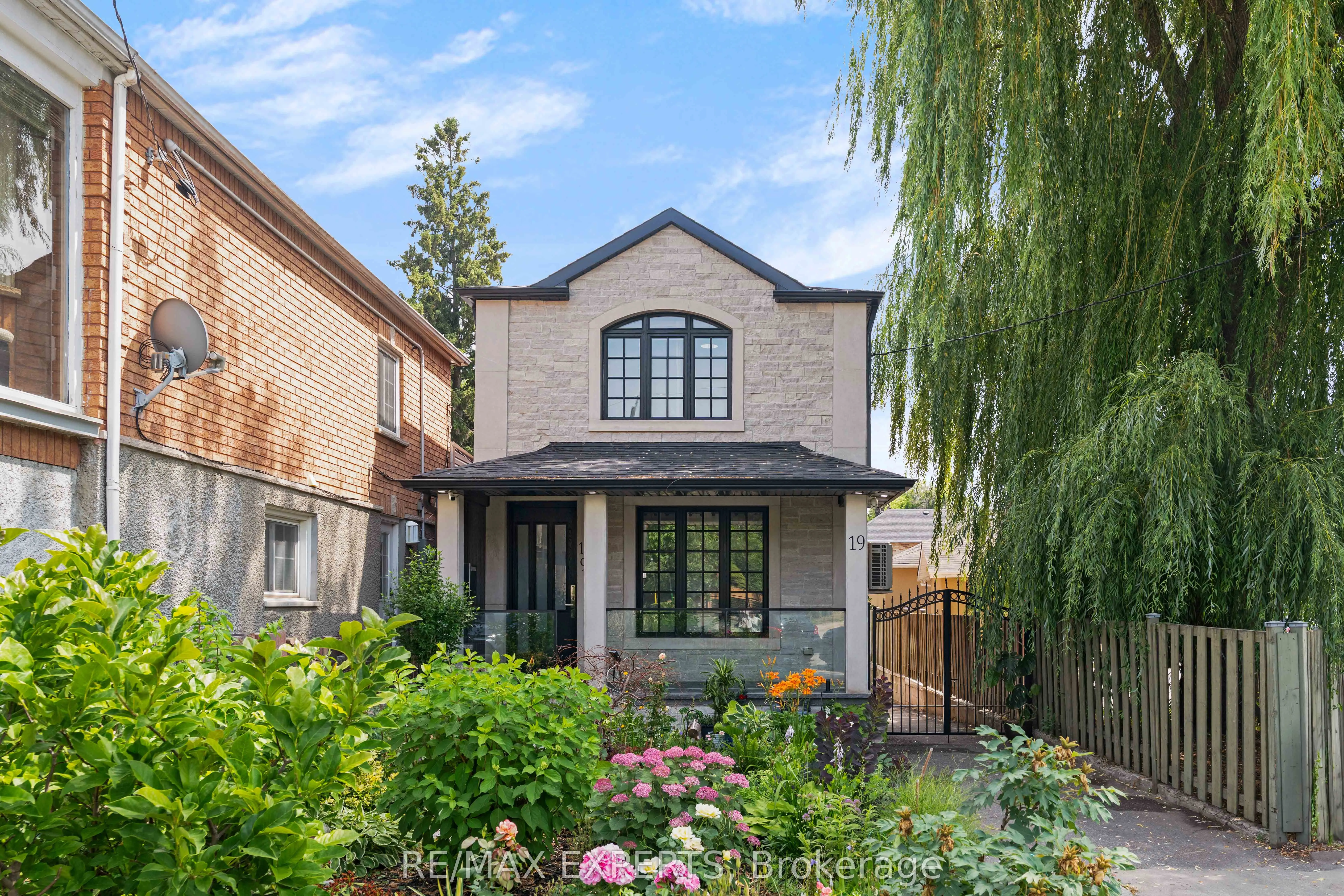 19 Kenora Crescent