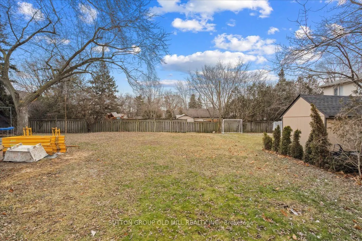 308 Mineola Road E