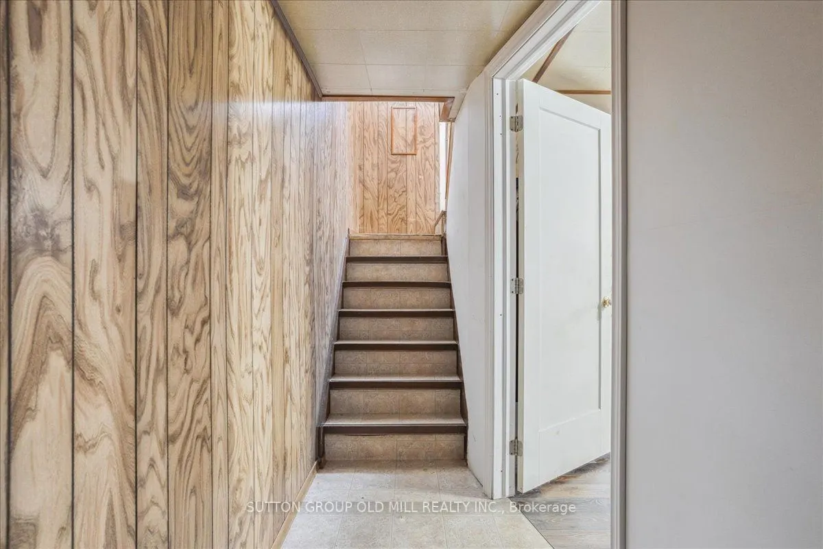 308 Mineola Road E