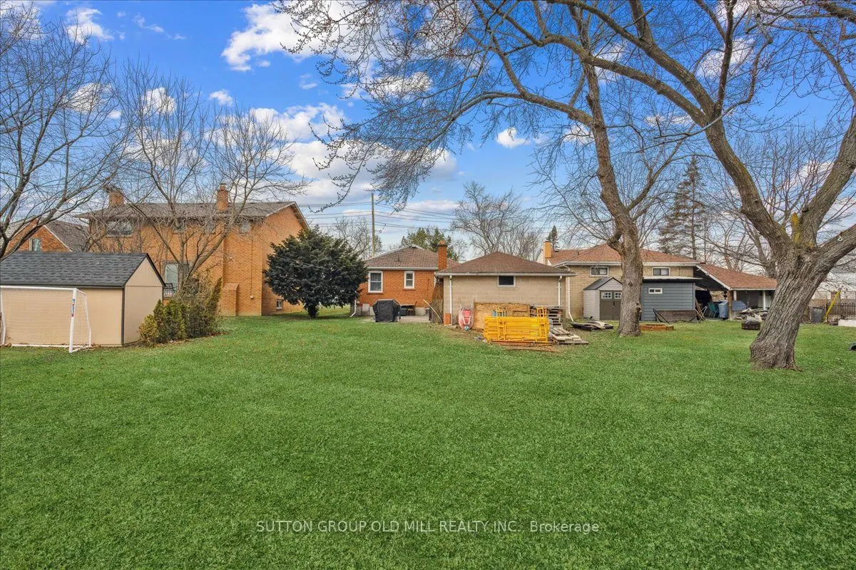 308 Mineola Road E