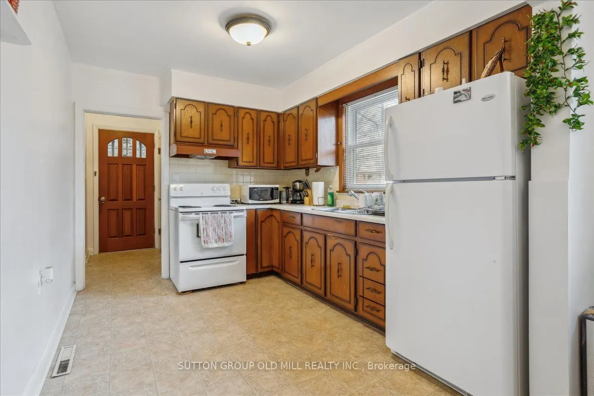 308 Mineola Road E